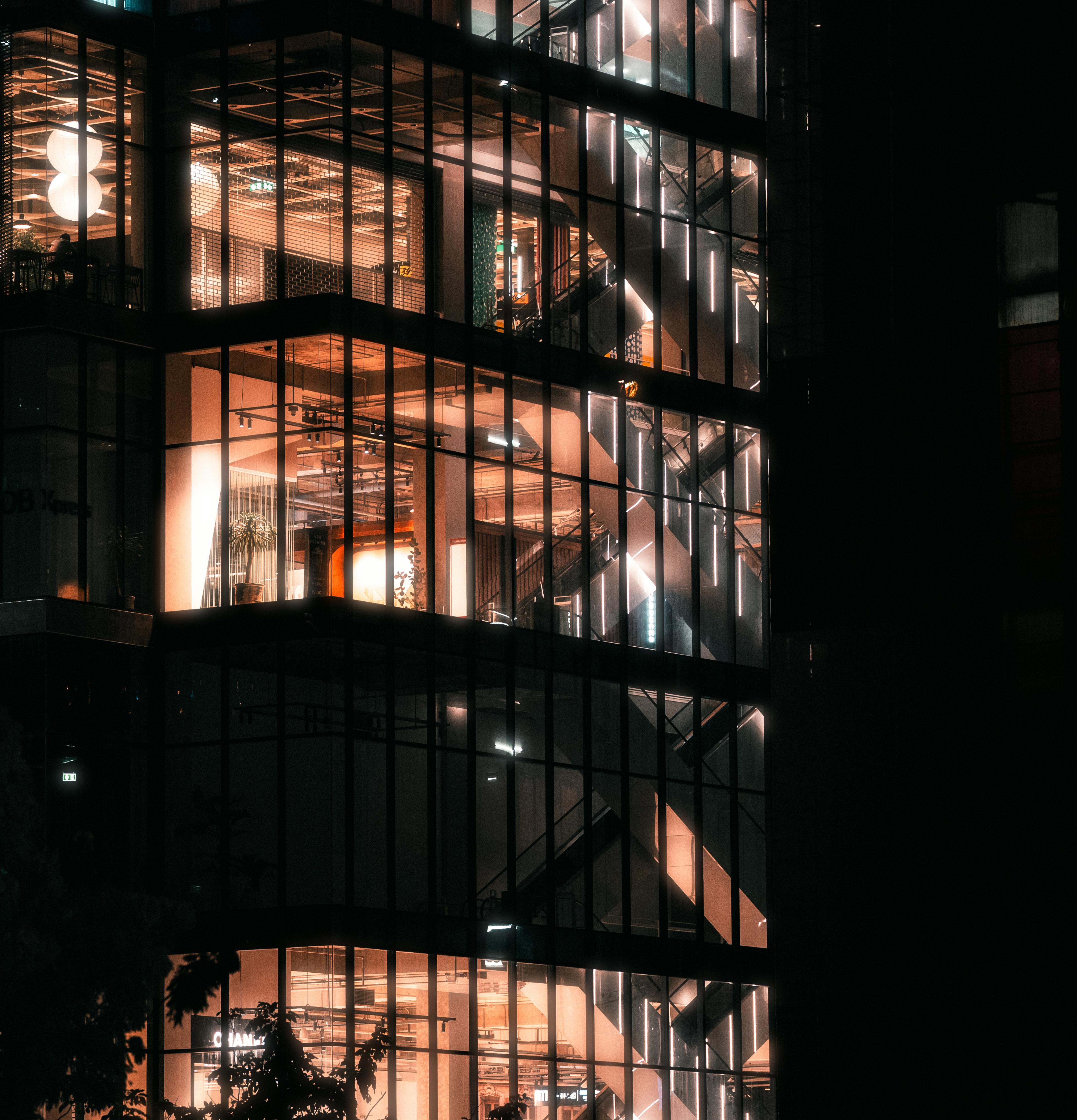 Ücretsiz Bangkok'taki modern bir binanın ışıklandırılmış iç mekanını yakalayan çarpıcı bir gece fotoğrafı. Stok Fotoğraflar