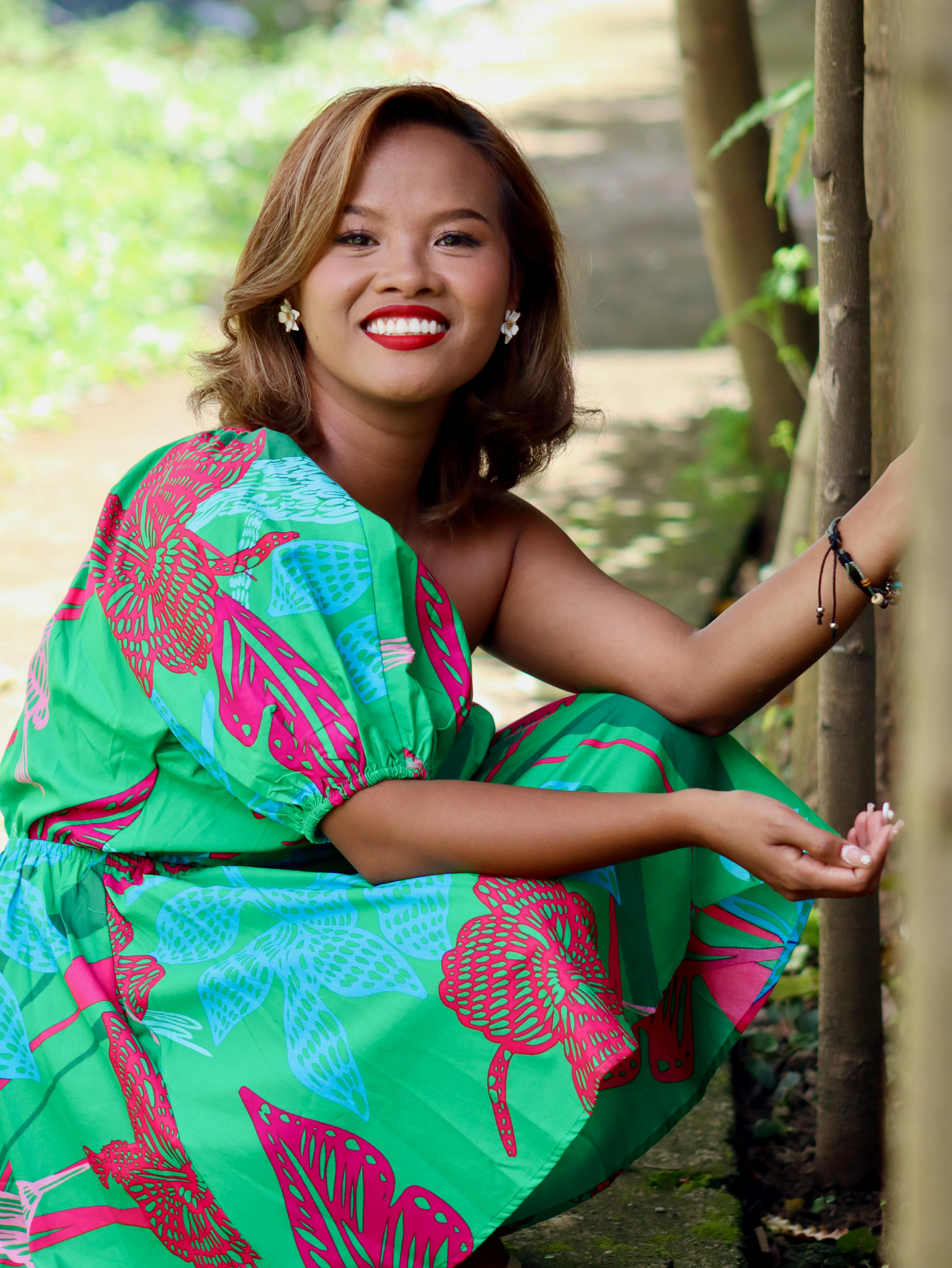 Gratis Ritratto vibrante di una donna sorridente con un abito floreale all'aperto a Lawaan, nelle Filippine. Foto a disposizione