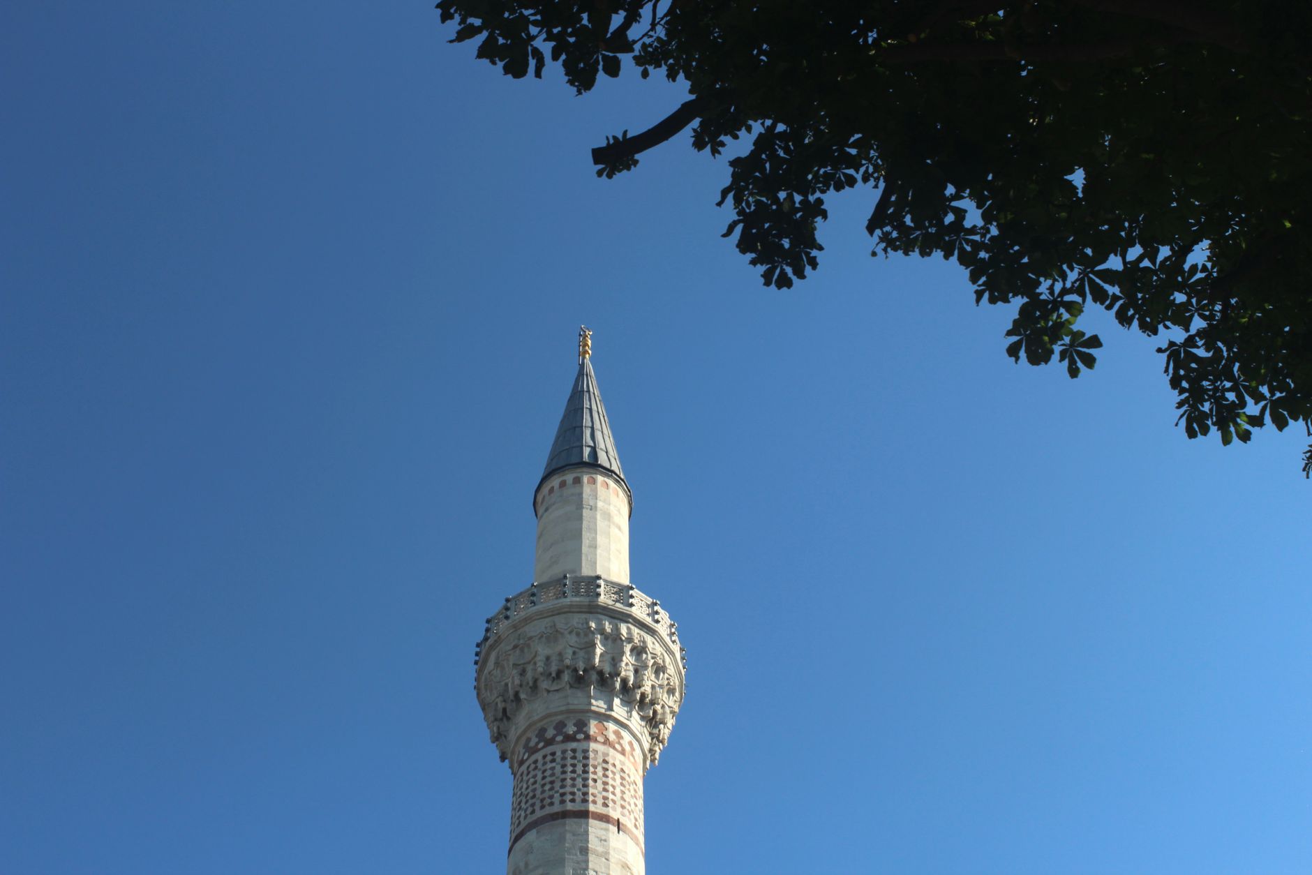 La cúpula y el alminar de una mezquita