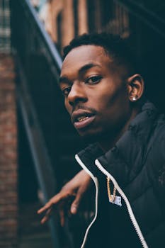 一位穿着时尚服装的年轻黑人，表情有趣，酷炫的都市肖像