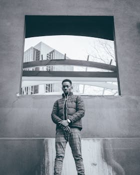 城市中的年轻人以现代建筑为背景，采用单色拍摄