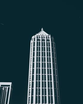 晴朗的天空下，一个令人惊叹的视角展示了现代城市建筑的摩天大楼