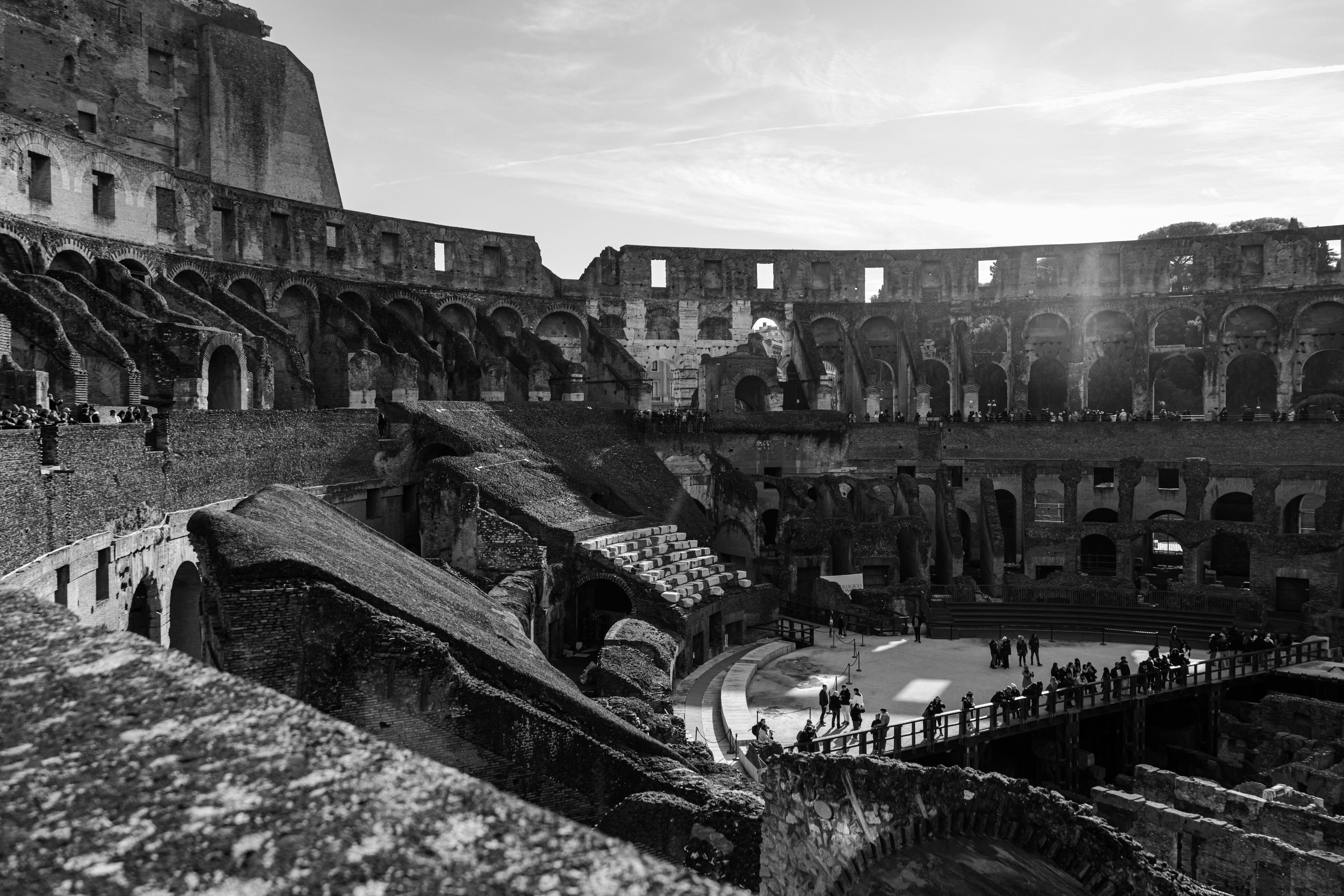Ilmainen Vangitseva mustavalkoinen kuva Colosseumin sisätiloista, jotka esittelevät sen muinaista arkkitehtuuria ja historiallista loistoa. Kuvapankkikuva