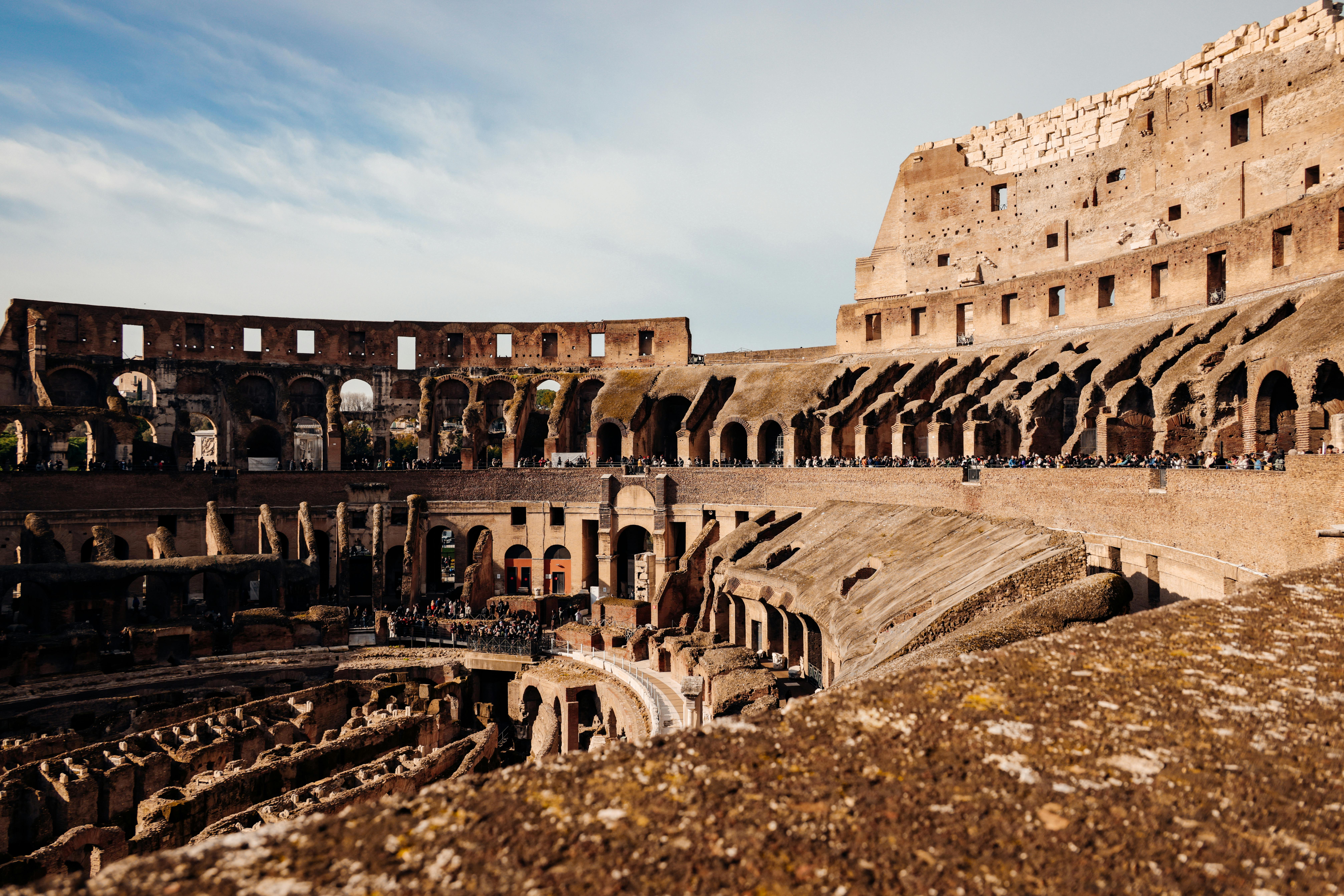 Ücretsiz Tarihe tanıklık eden Roma Kolezyumu'nun antik mimarisini ve ihtişamını keşfedin. Stok Fotoğraflar
