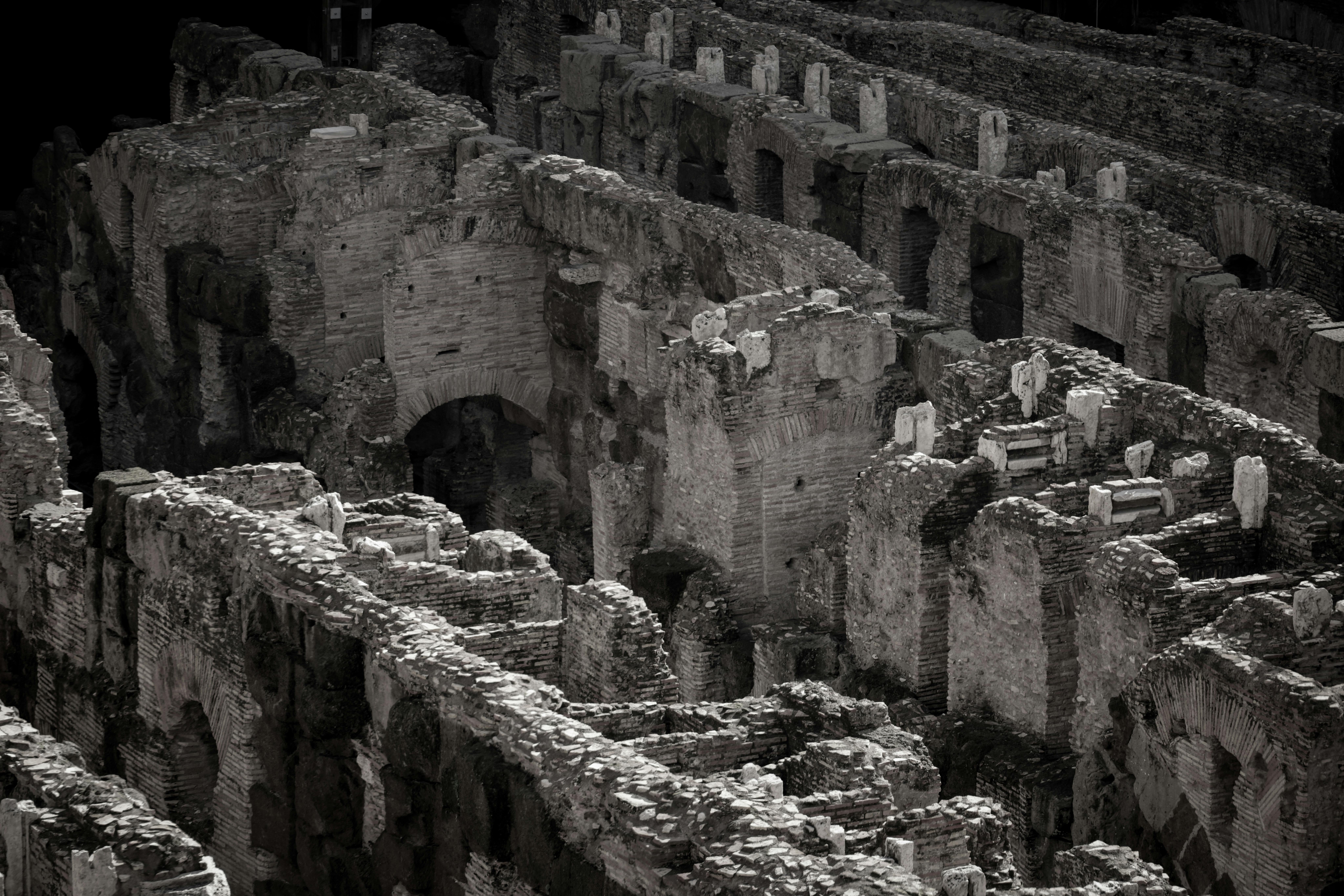 Ücretsiz Roma mimarisinin ihtişamını sergileyen Kolezyum'un karmaşık kalıntılarını keşfedin. Stok Fotoğraflar