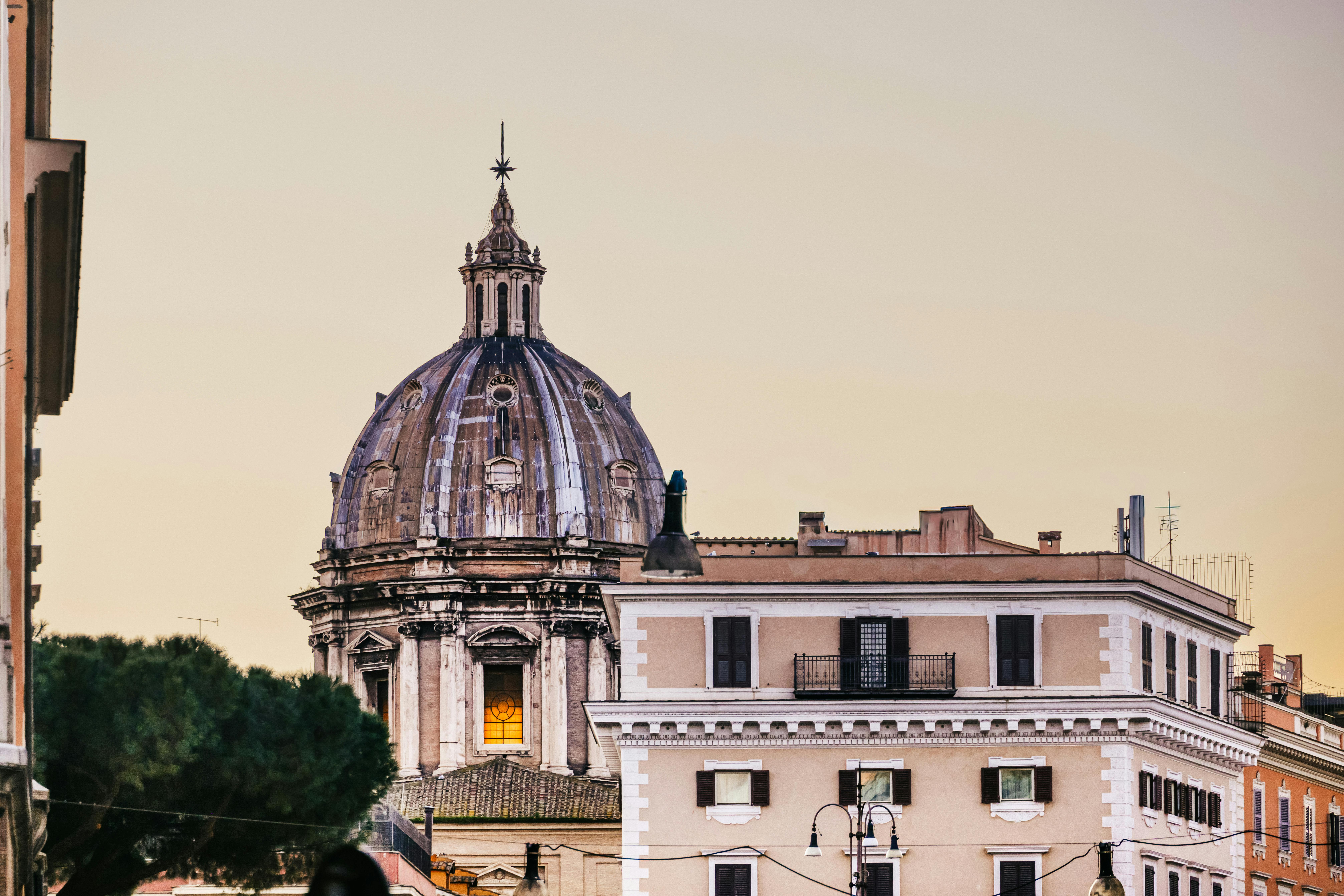 Miễn phí Hình ảnh mái vòm nhà thờ tuyệt đẹp lúc hoàng hôn ở Rome, Ý, thể hiện kiến ​​trúc lịch sử. Ảnh lưu trữ