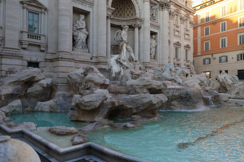 Fontana di Trevi din Roma, cu sculpturi baroce și apă turcoaz