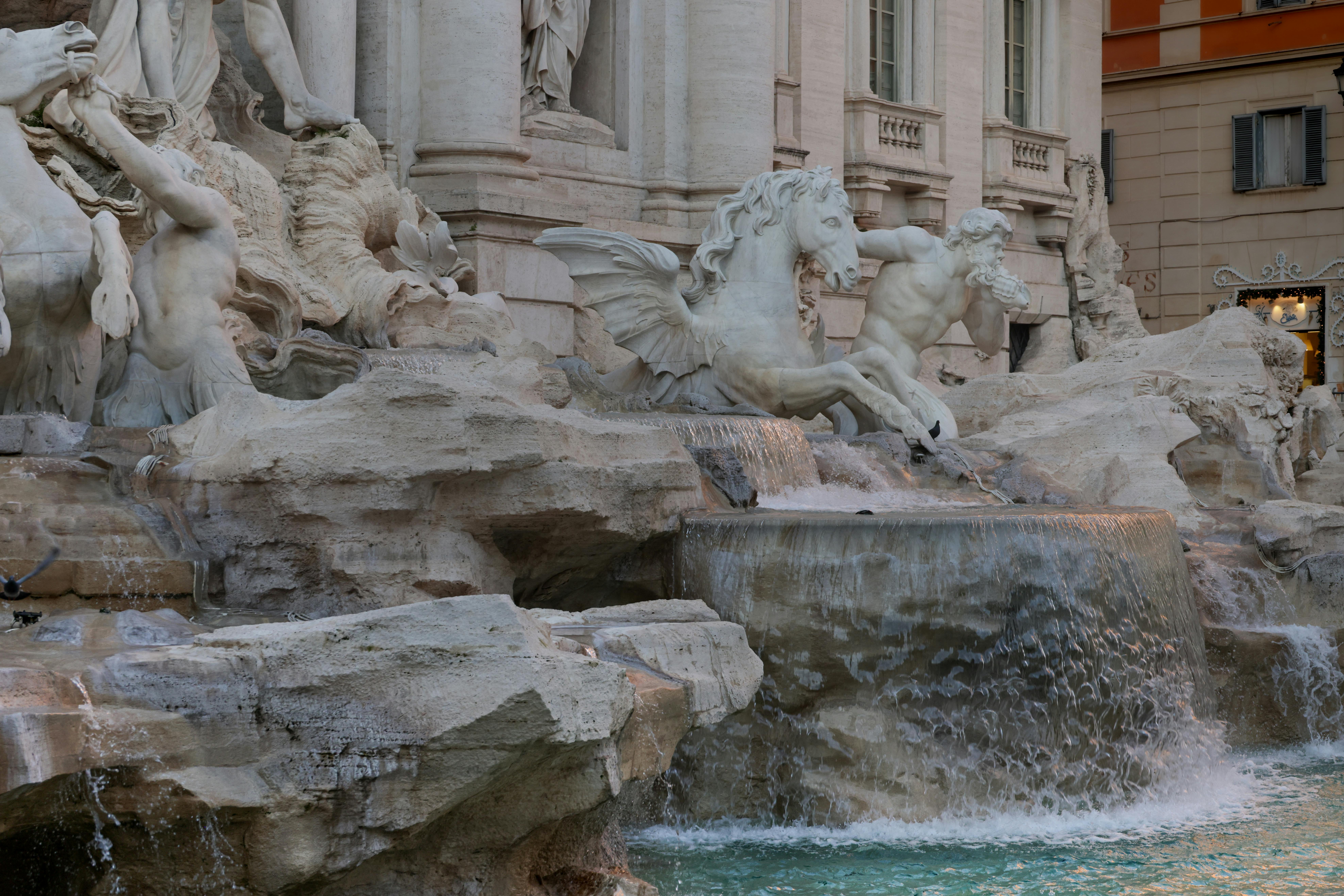 Miễn phí Cận cảnh những tác phẩm điêu khắc Baroque tinh xảo và dòng nước chảy của Đài phun nước Trevi ở Rome, Ý. Ảnh lưu trữ