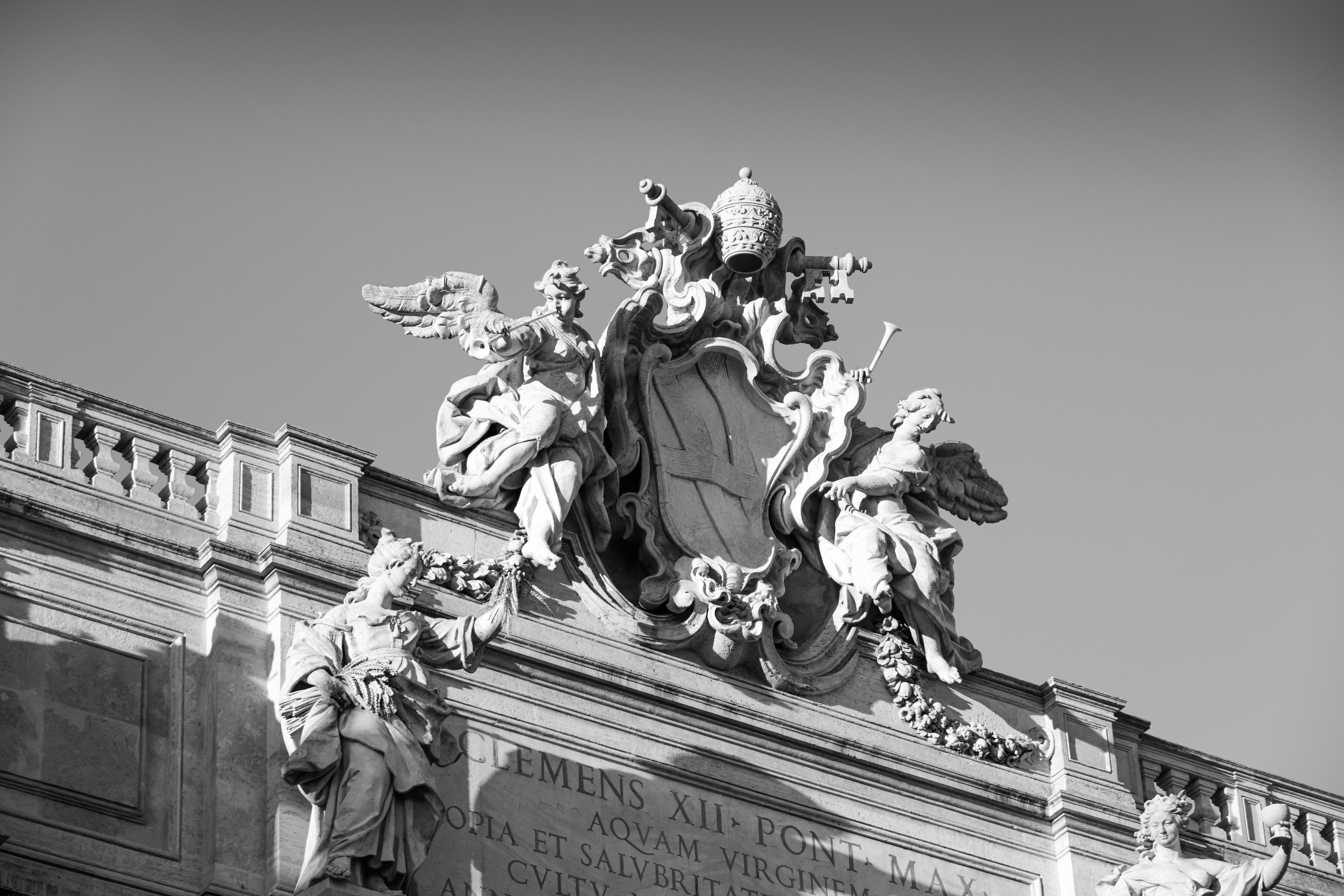 Gratis Eleganti sculture barocche e dettagli architettonici sulla facciata di uno storico edificio italiano. Foto a disposizione