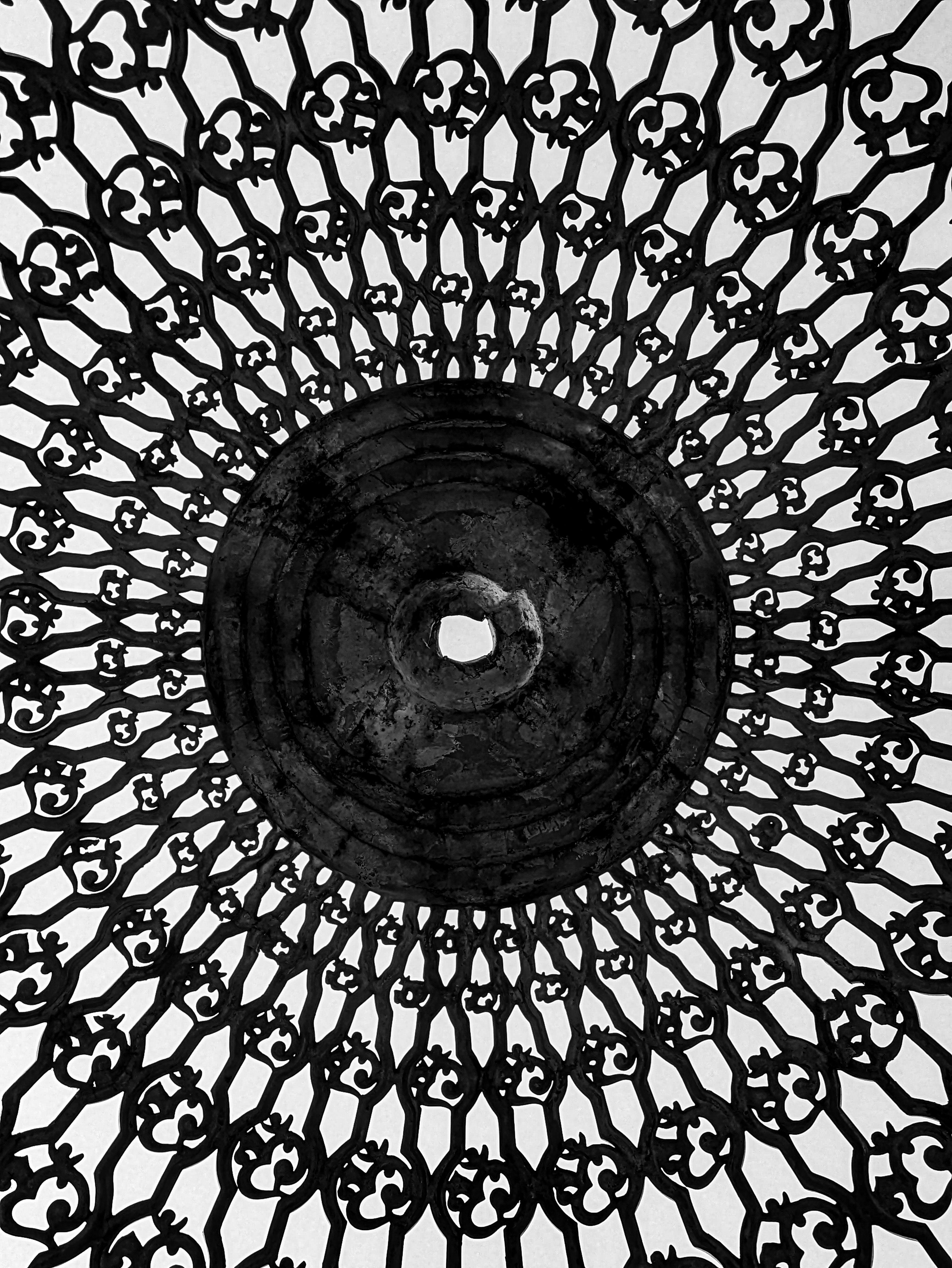 Kostnadsfria En detaljerad vy av svart dekorativt järnsmide i historiska Lucknow, Indien. Stock foto