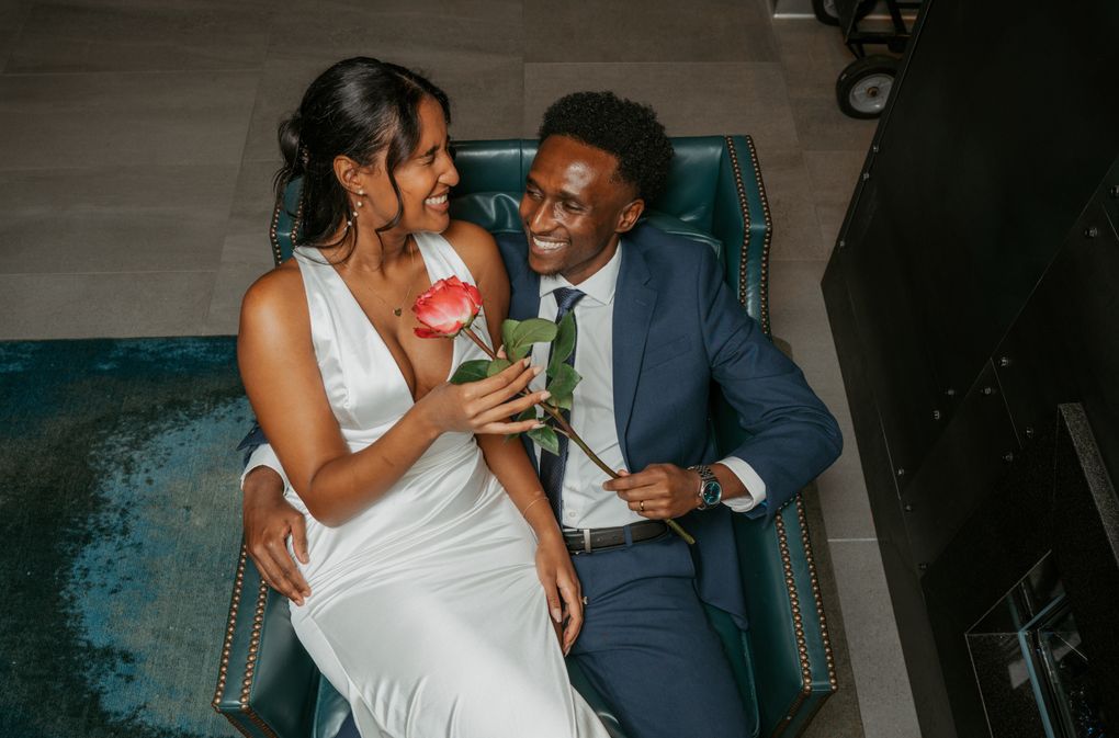 Online dating: starting a conversation on a niche platform