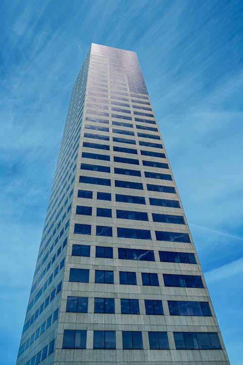 青い空の下の灰色のコンクリートの建物