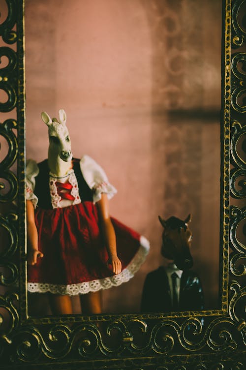 At Kafalı Kırmızı Elbiseli Kadın
