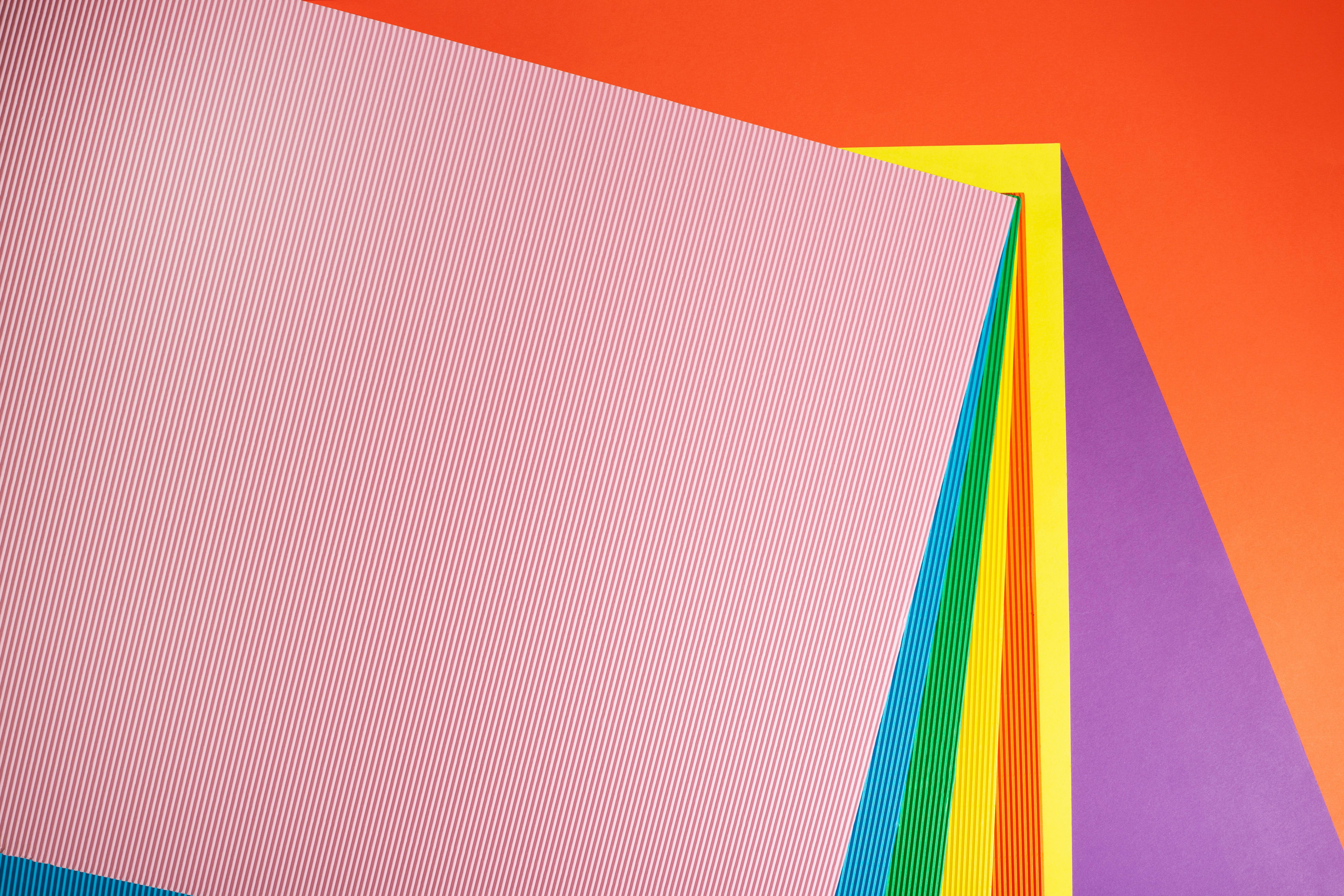 Kostenlos Lebendige, übereinanderliegende Papierbögen in verschiedenen Farben ergeben ein abstraktes Design. Stock-Foto