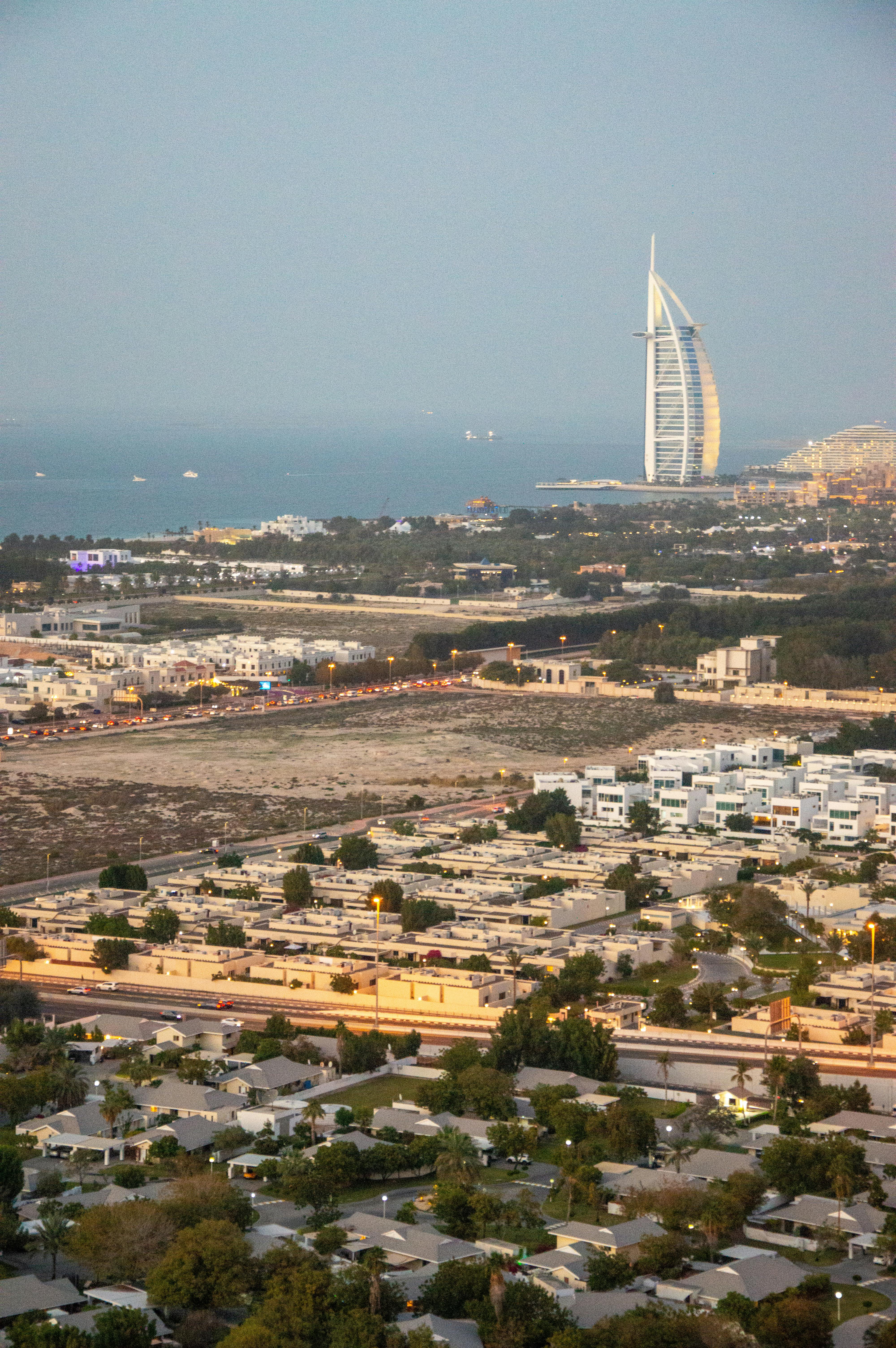 ingyenes Légifelvétel Dubai városképéről, az ikonikus Burj Al Arabdal és a környező városi tájjal. Stockfotó