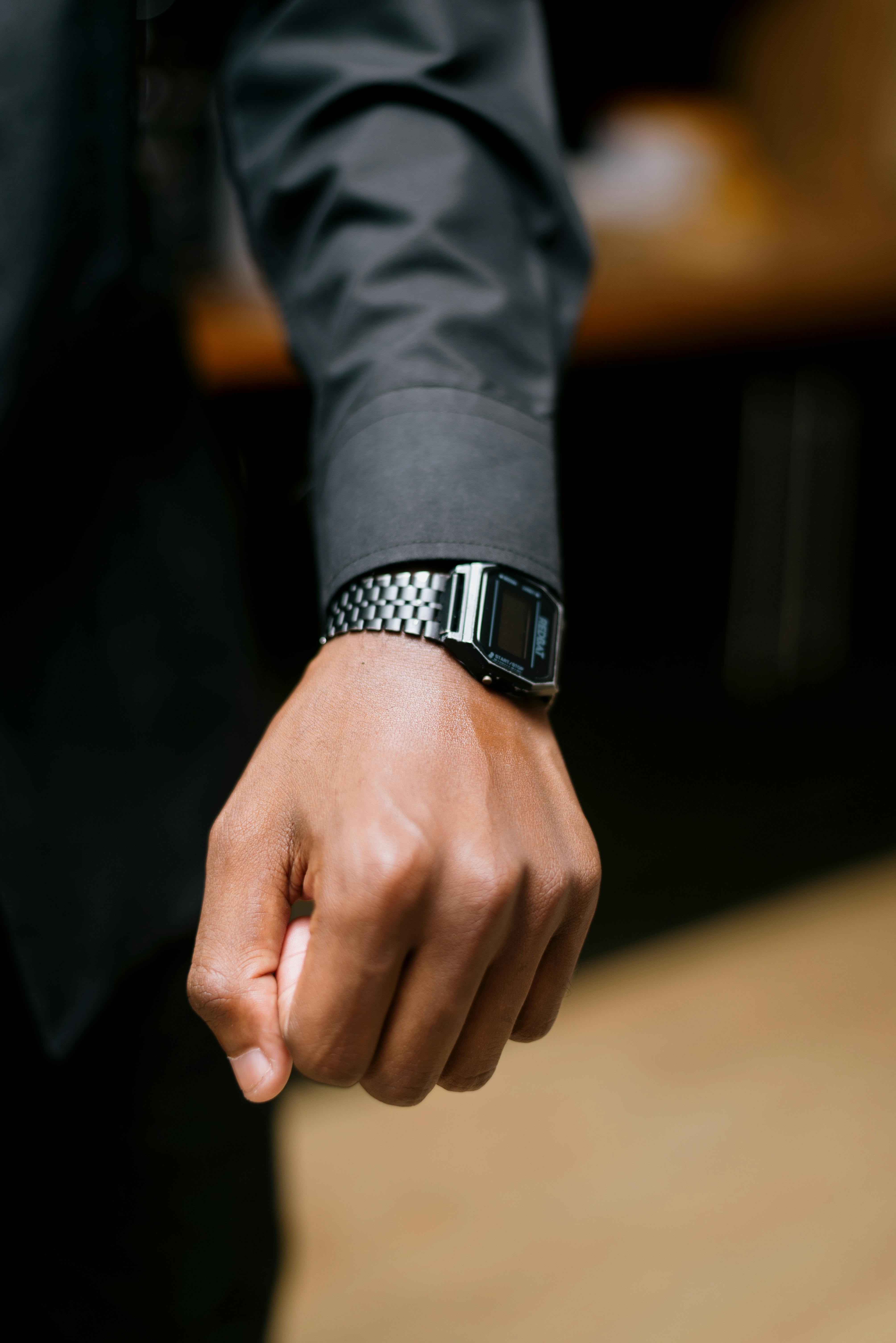 Gratis Elegante orologio digitale da polso maschile con cinturino metallico nero. Foto a disposizione