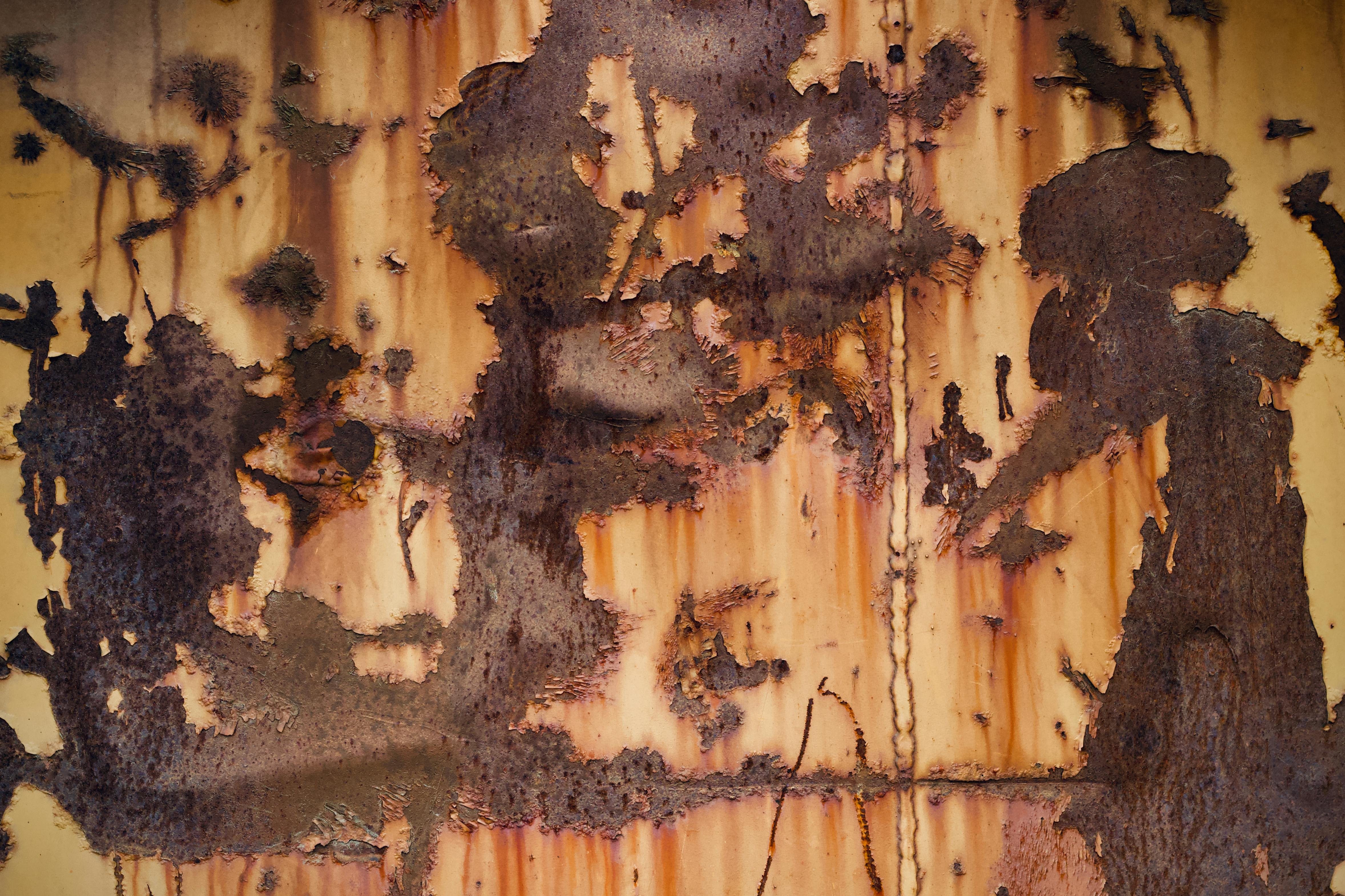 Gratis Primo piano di una superficie metallica arrugginita con motivi e texture astratte uniche. Foto a disposizione