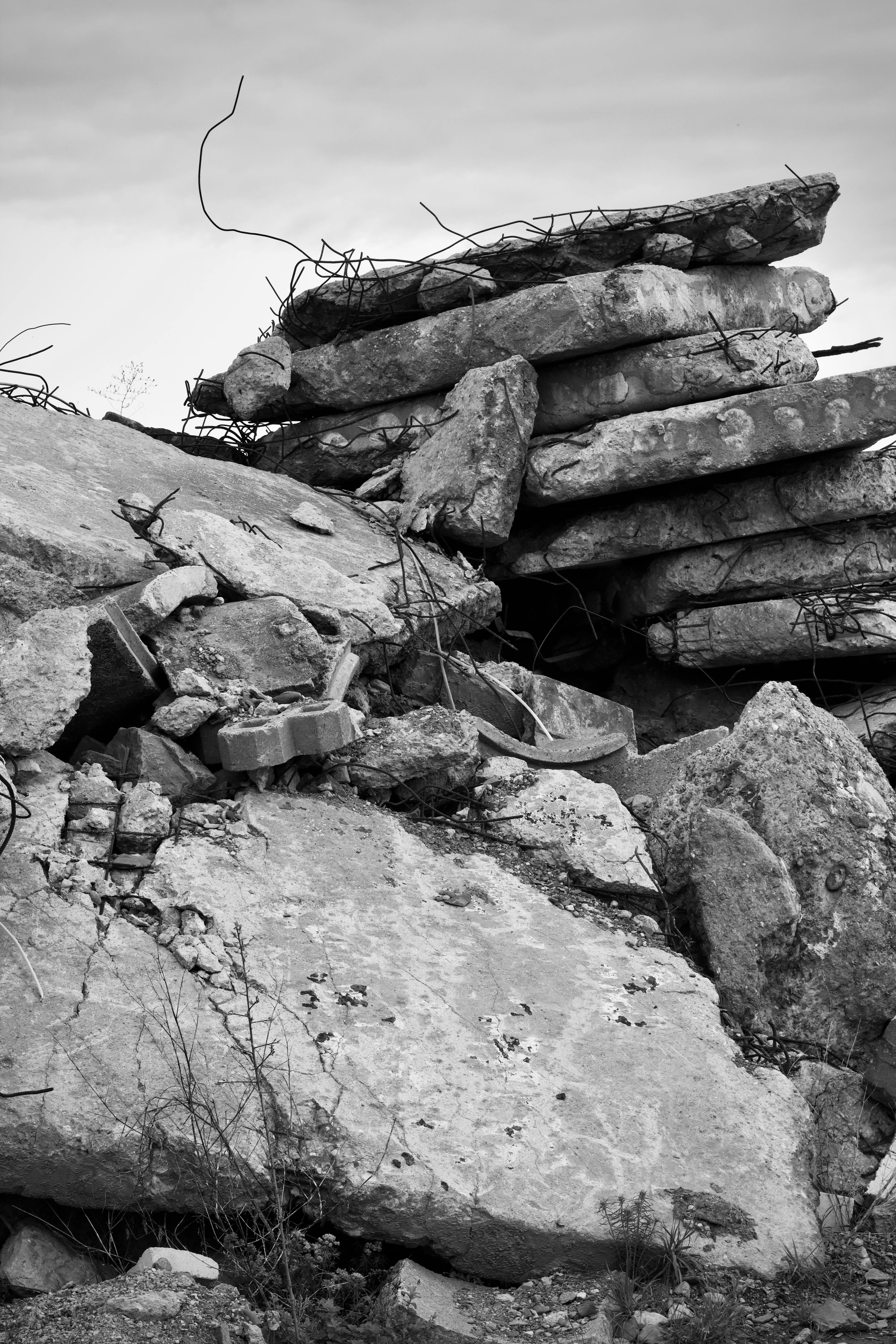 Δωρεάν Μια ασπρόμαυρη εικόνα από στοιβαγμένα ερείπια και σπασμένες πλάκες από σκυρόδεμα. Φωτογραφία από στοκ φωτογραφιών