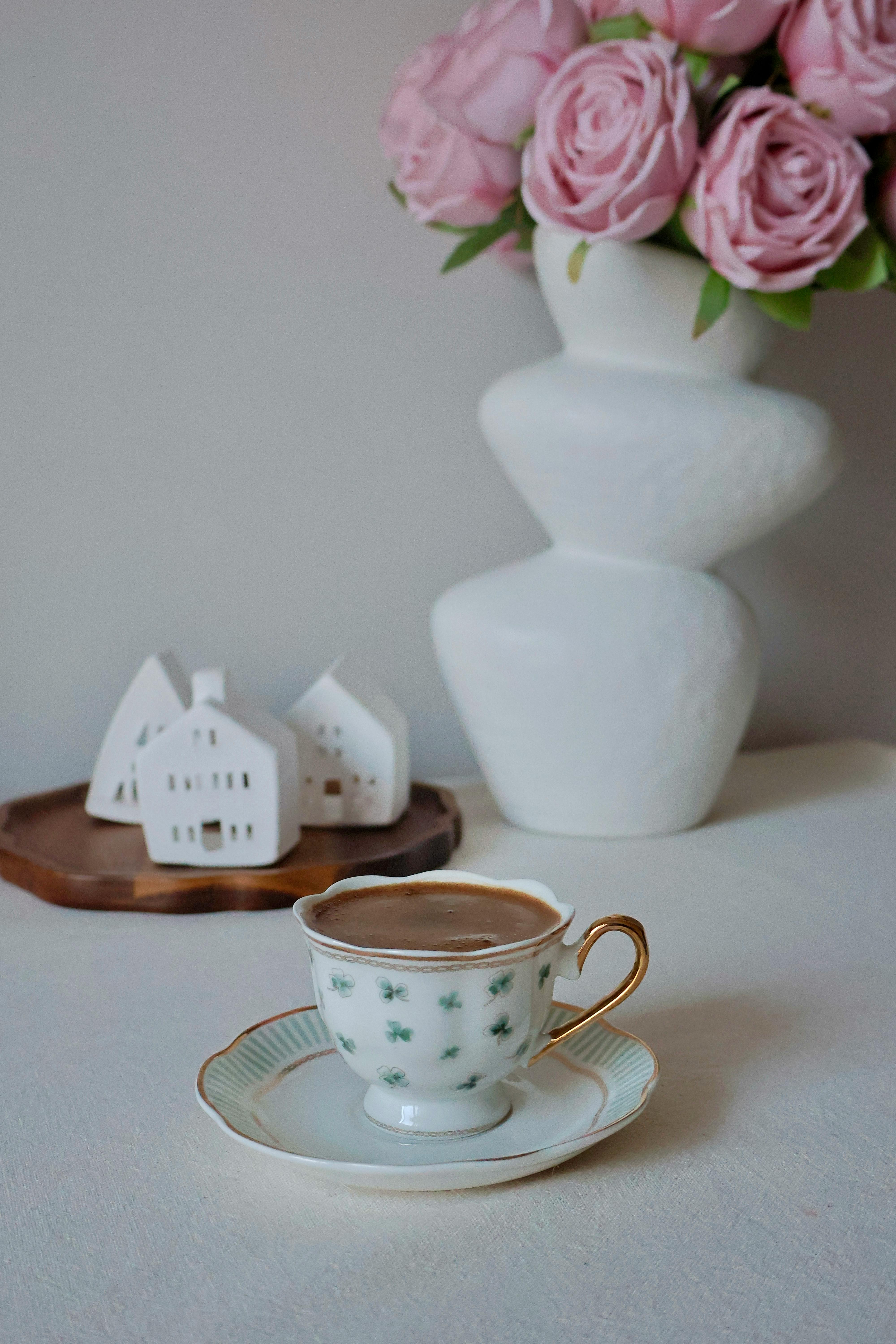 ingyenes Bájos kávéscsésze és csészealj rózsaszín rózsákkal és dekorációval. Tökéletes elegáns, meghitt környezetbe. Stockfotó
