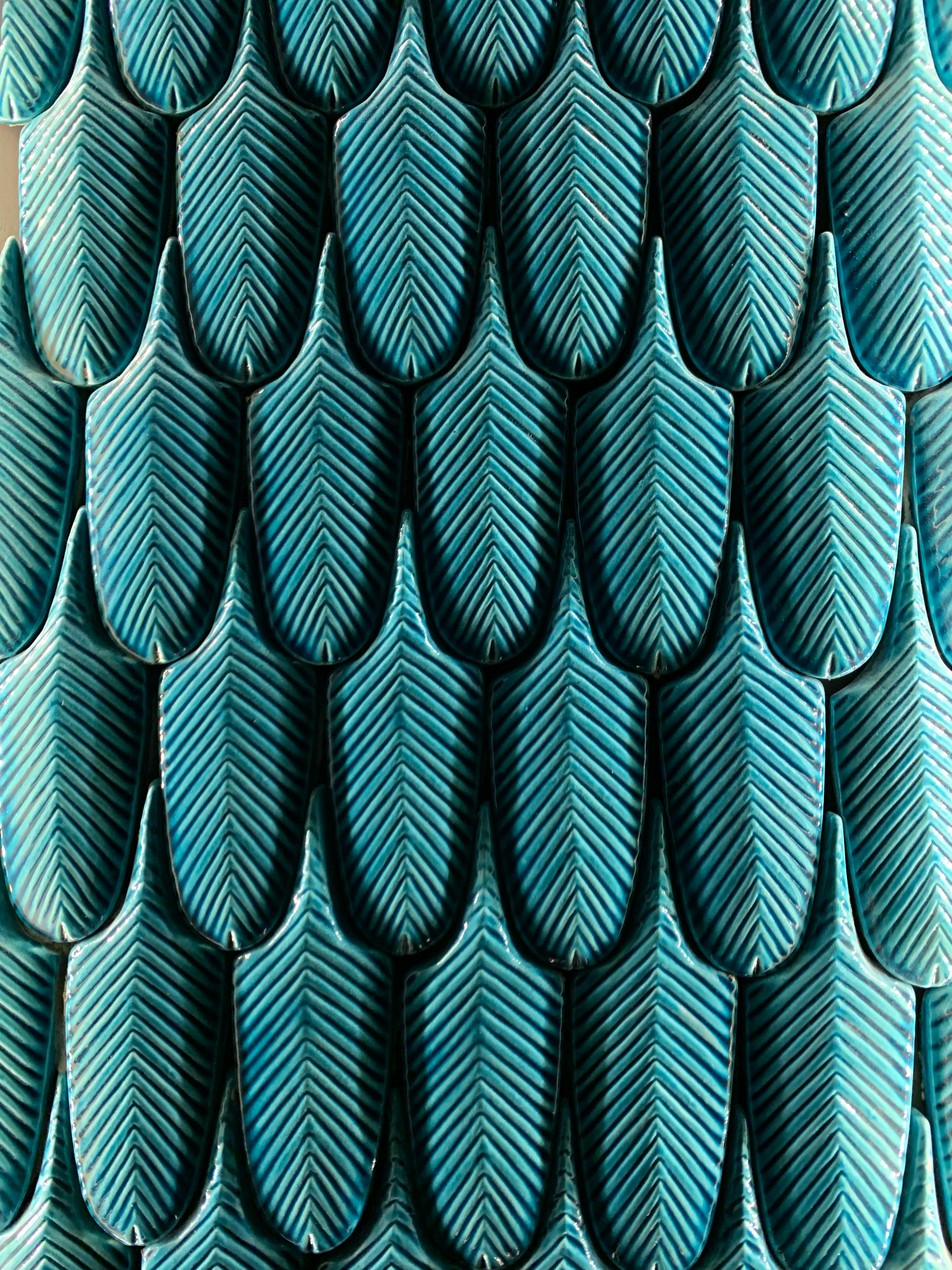 Kostenlos Nahaufnahme von blauen, blattförmigen Fliesen, die ein strukturiertes, abstraktes Muster bilden. Stock-Foto