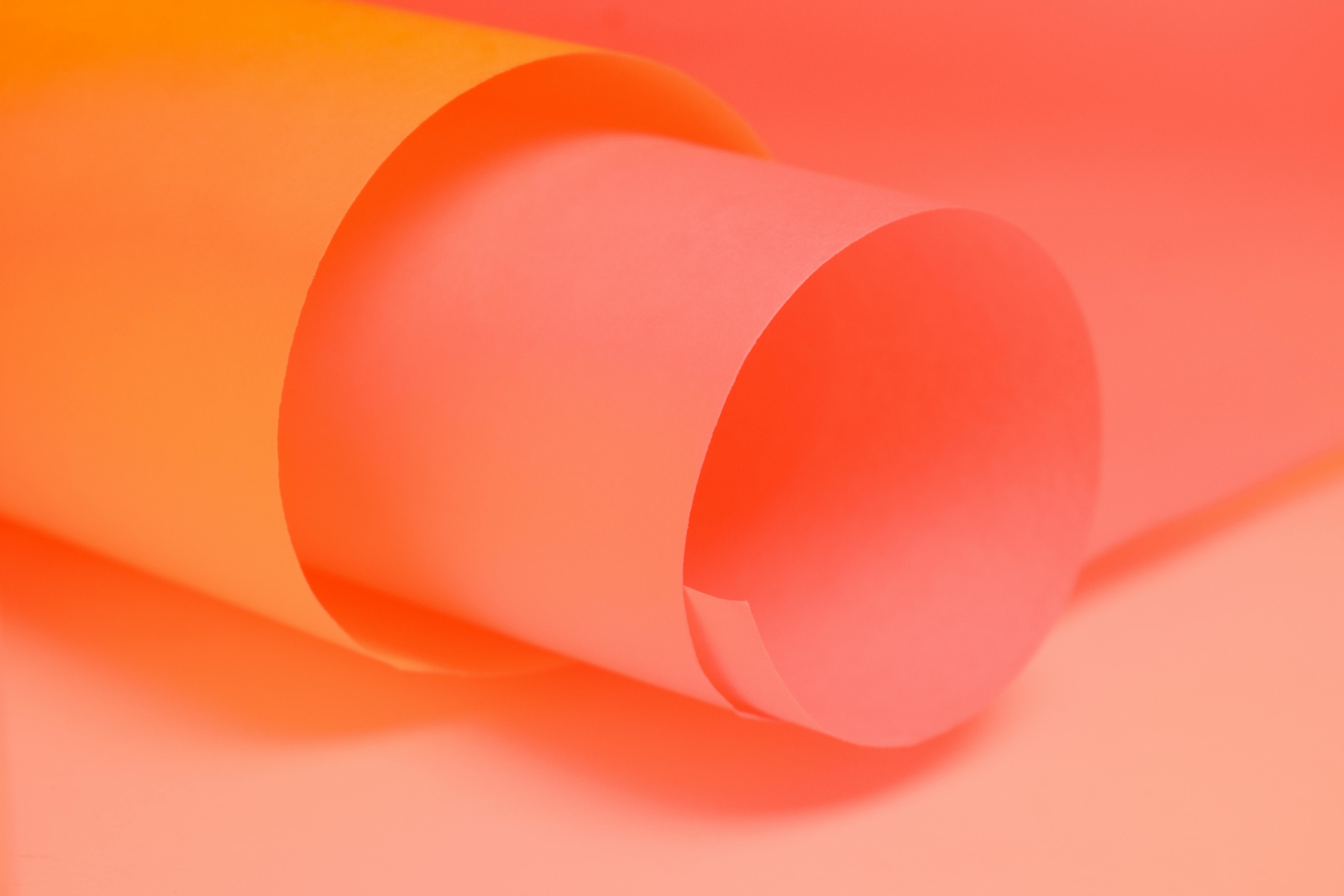 Miễn phí Cận cảnh những cuộn giấy màu hồng và cam tạo nên một phông nền trừu tượng sống động. Ảnh lưu trữ