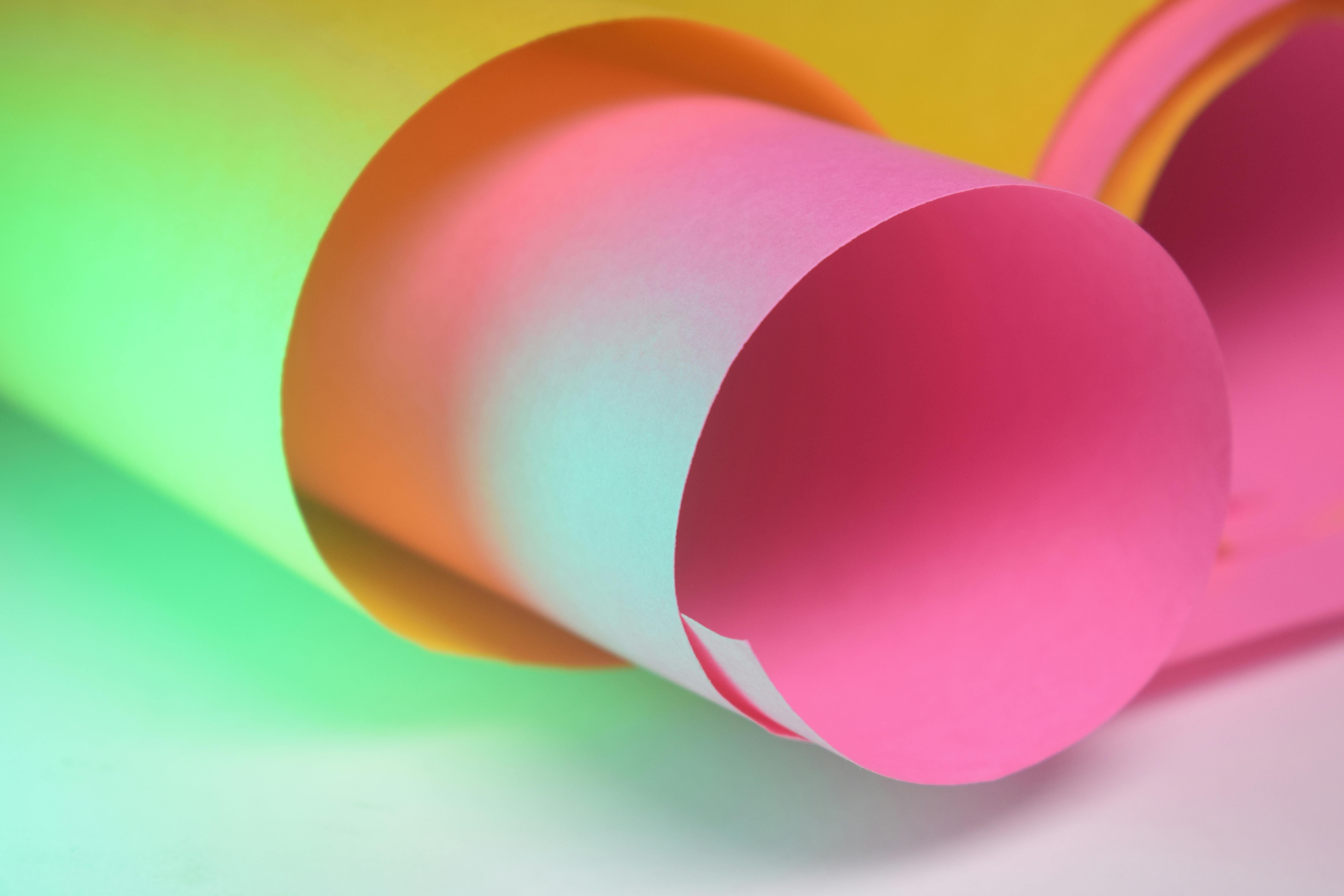 Miễn phí Hình ảnh cận cảnh sống động của những cuộn giấy nhiều màu sắc tạo thành một họa tiết trừu tượng. Ảnh lưu trữ