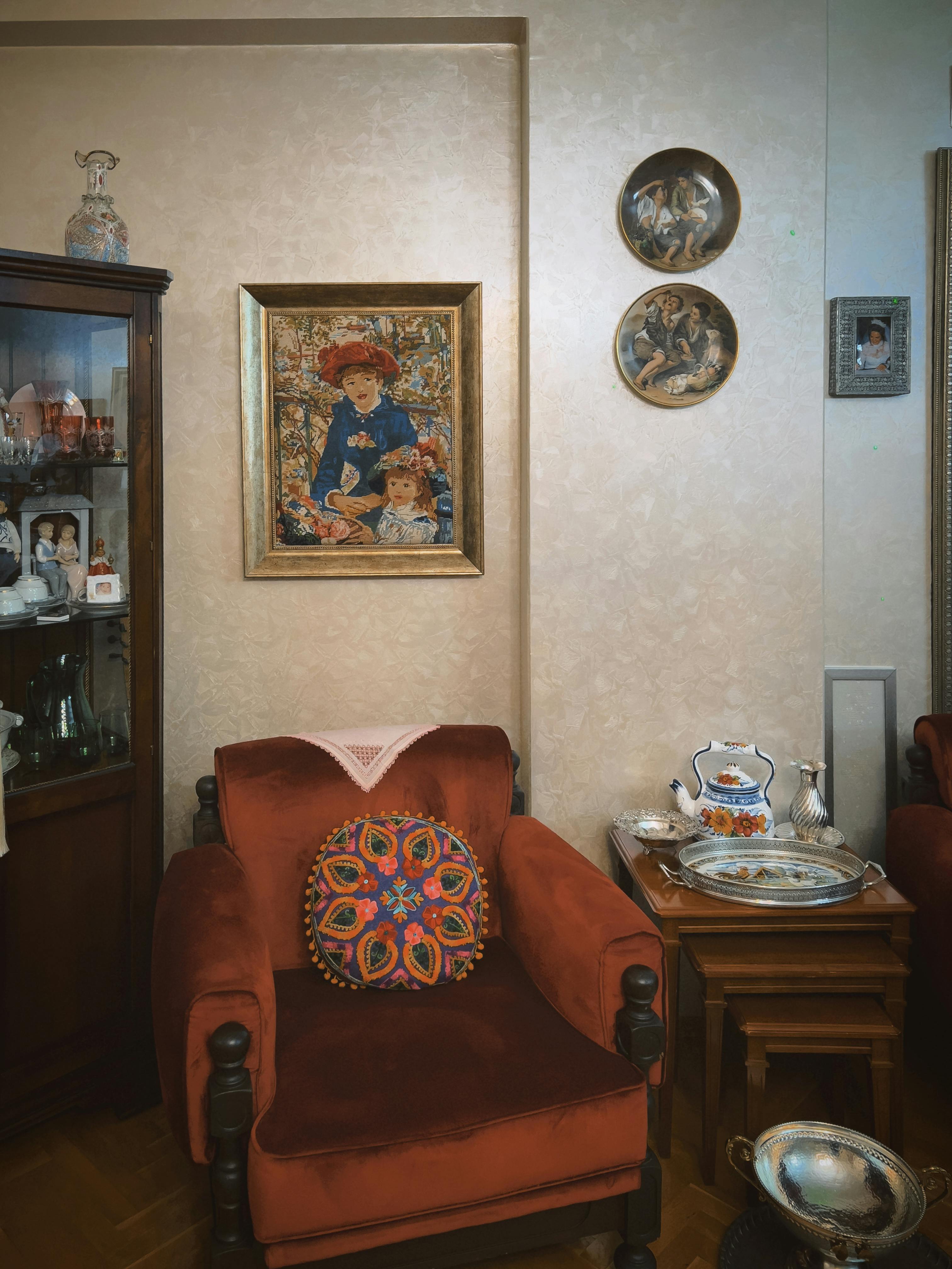 Gratuit Living vintage confortabil, cu fotoliu din catifea roșie, tablouri clasice și mobilier din lemn. Fotografie de stoc