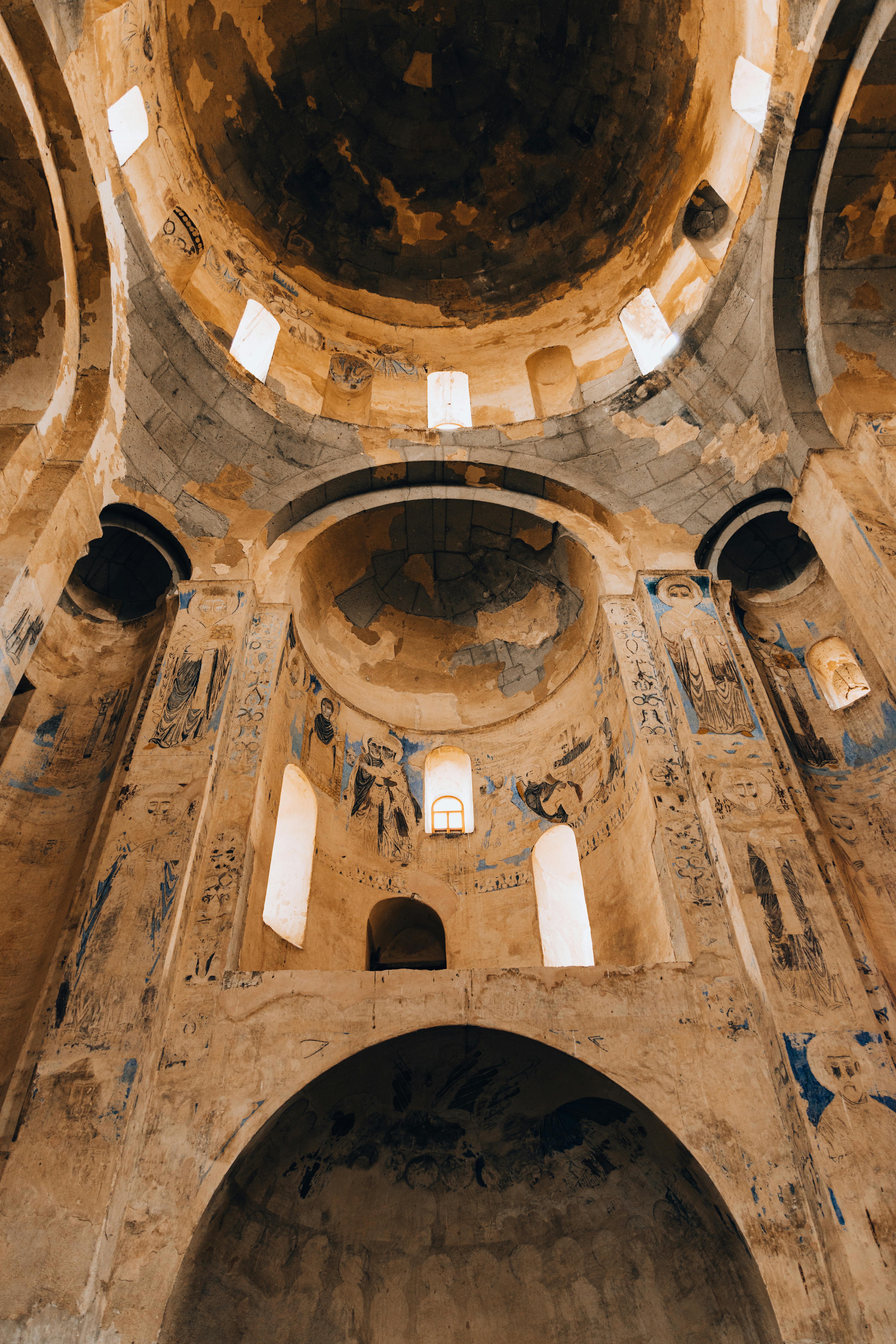 ingyenes Fedezze fel egy ősi, elhagyatott templom fenséges építészetét Vanban, Törökországban, gyönyörű kupolával és boltívekkel. Stockfotó