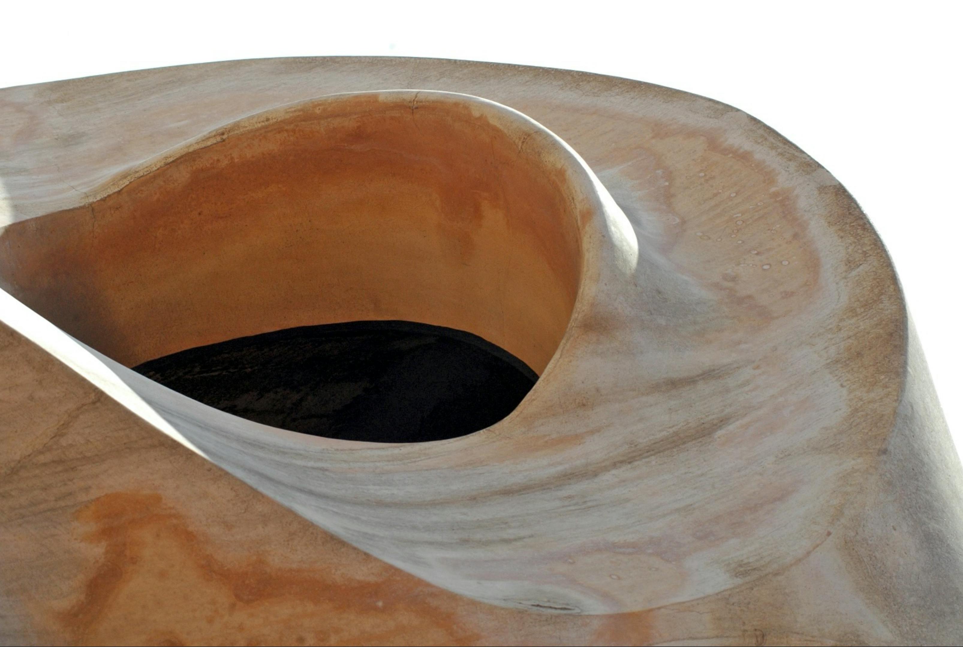 Bezpłatne Zakrzywione detale architektoniczne uchwycone w jasnym świetle słonecznym, podkreślające fakturę. Zdjęcie z galerii