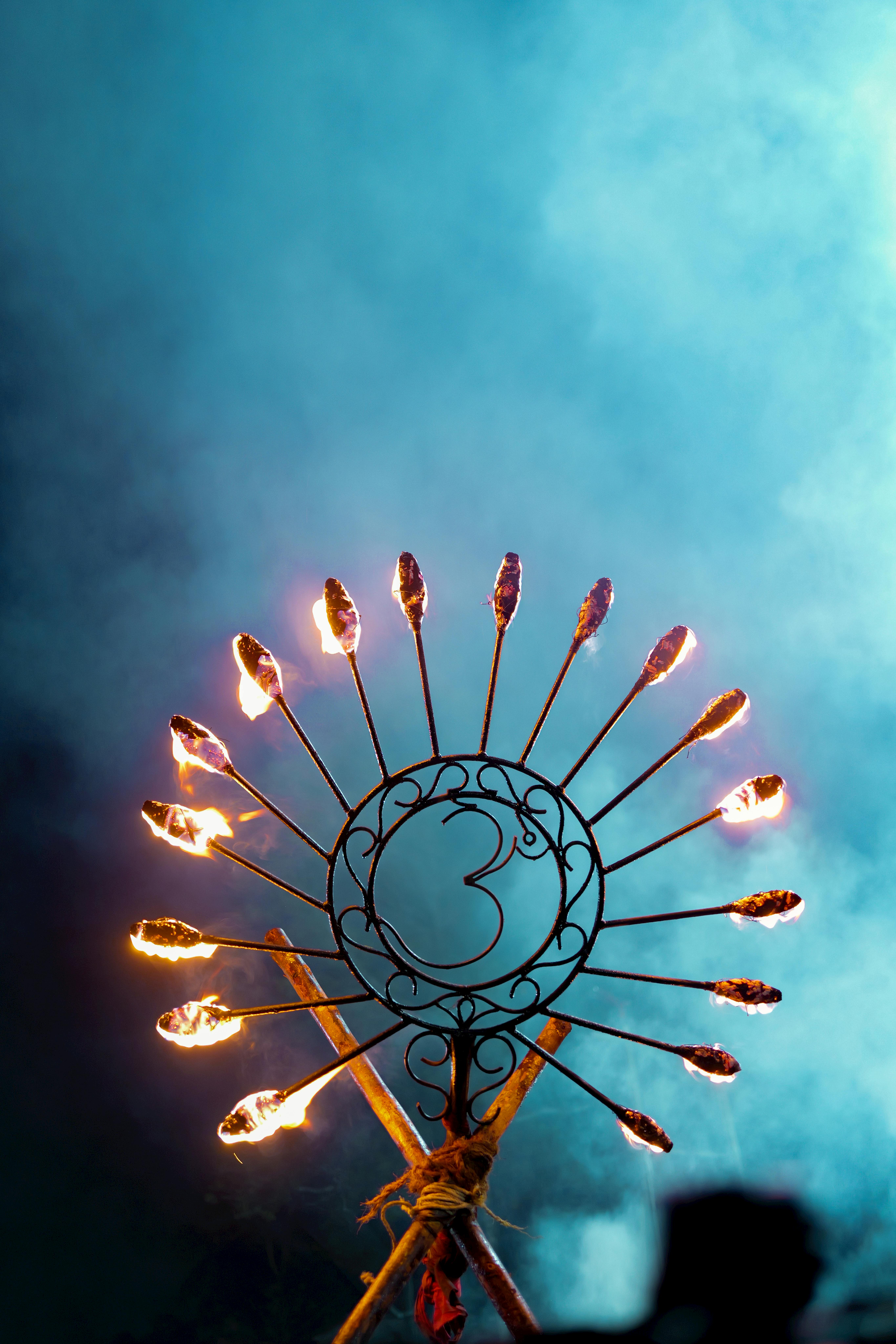 Gratis Un affascinante spettacolo di fuoco con torce che illuminano la notte in un festival vivace. Foto a disposizione