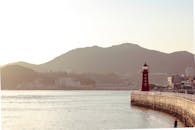 韩国沿海城市和灯塔的宁静日落景观