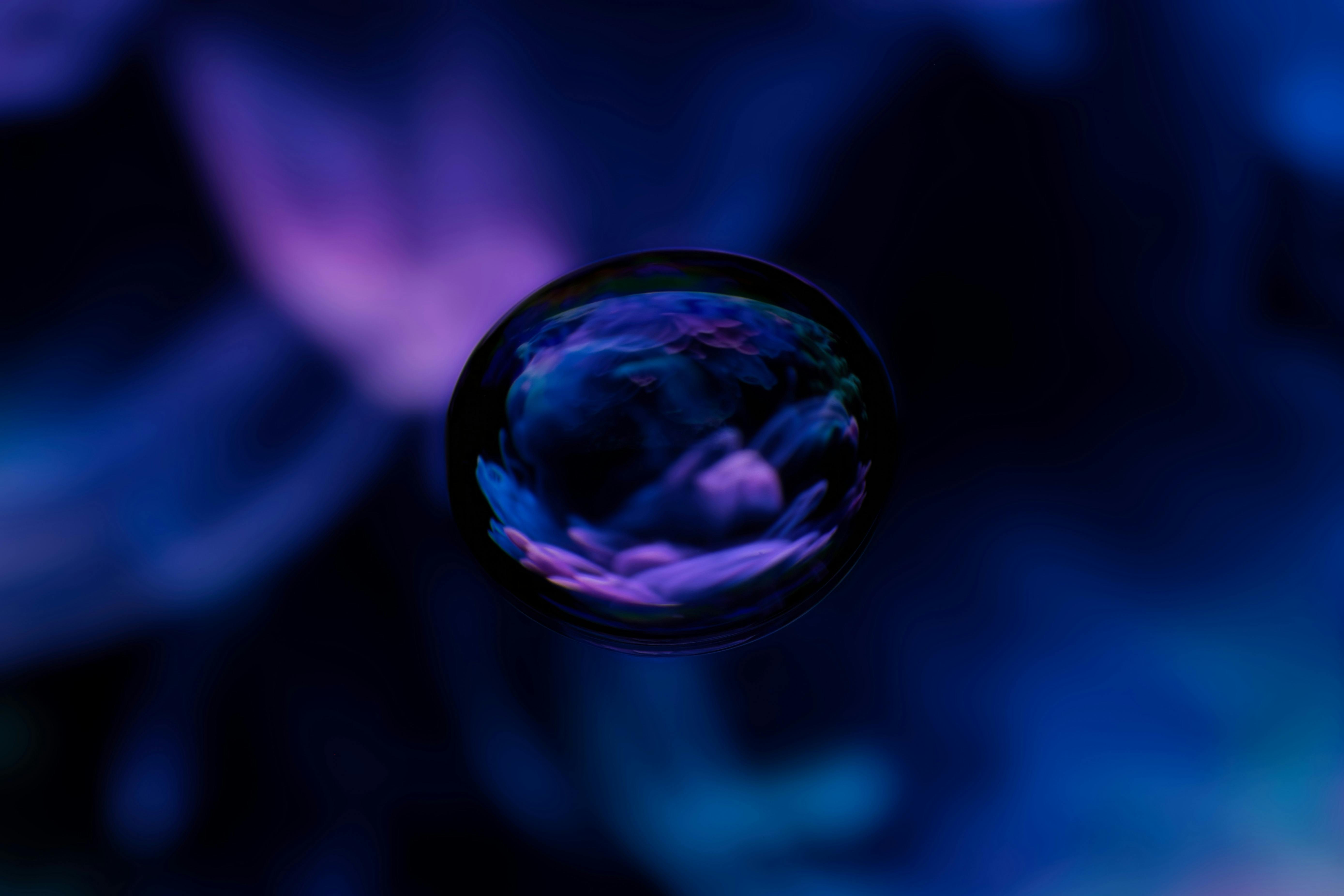 Gratis Immagine macro astratta di una goccia d'acqua colorata con luci e texture vivaci. Foto a disposizione