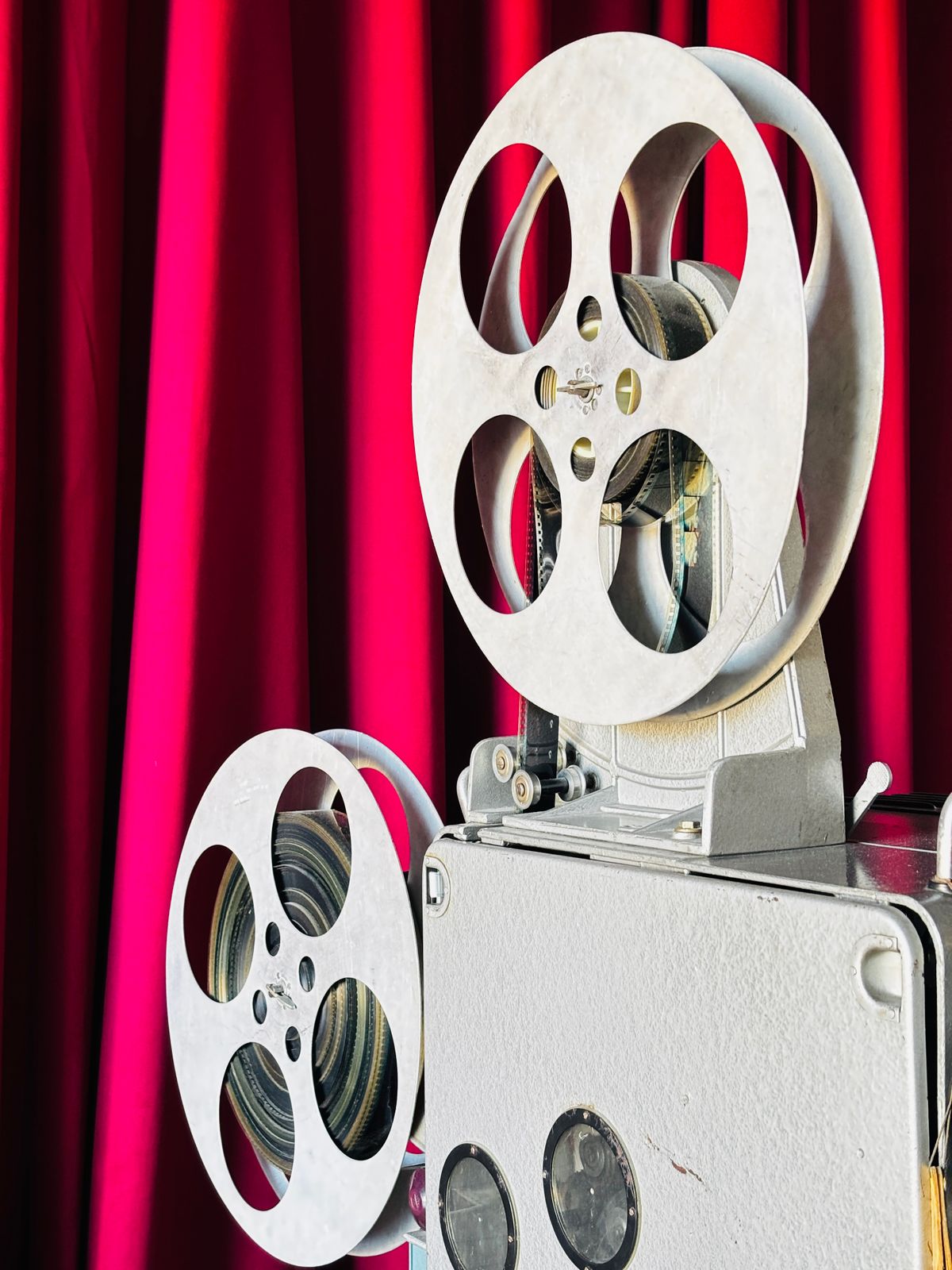 Cinema projector representing new 2026 films on IPTV Belgie