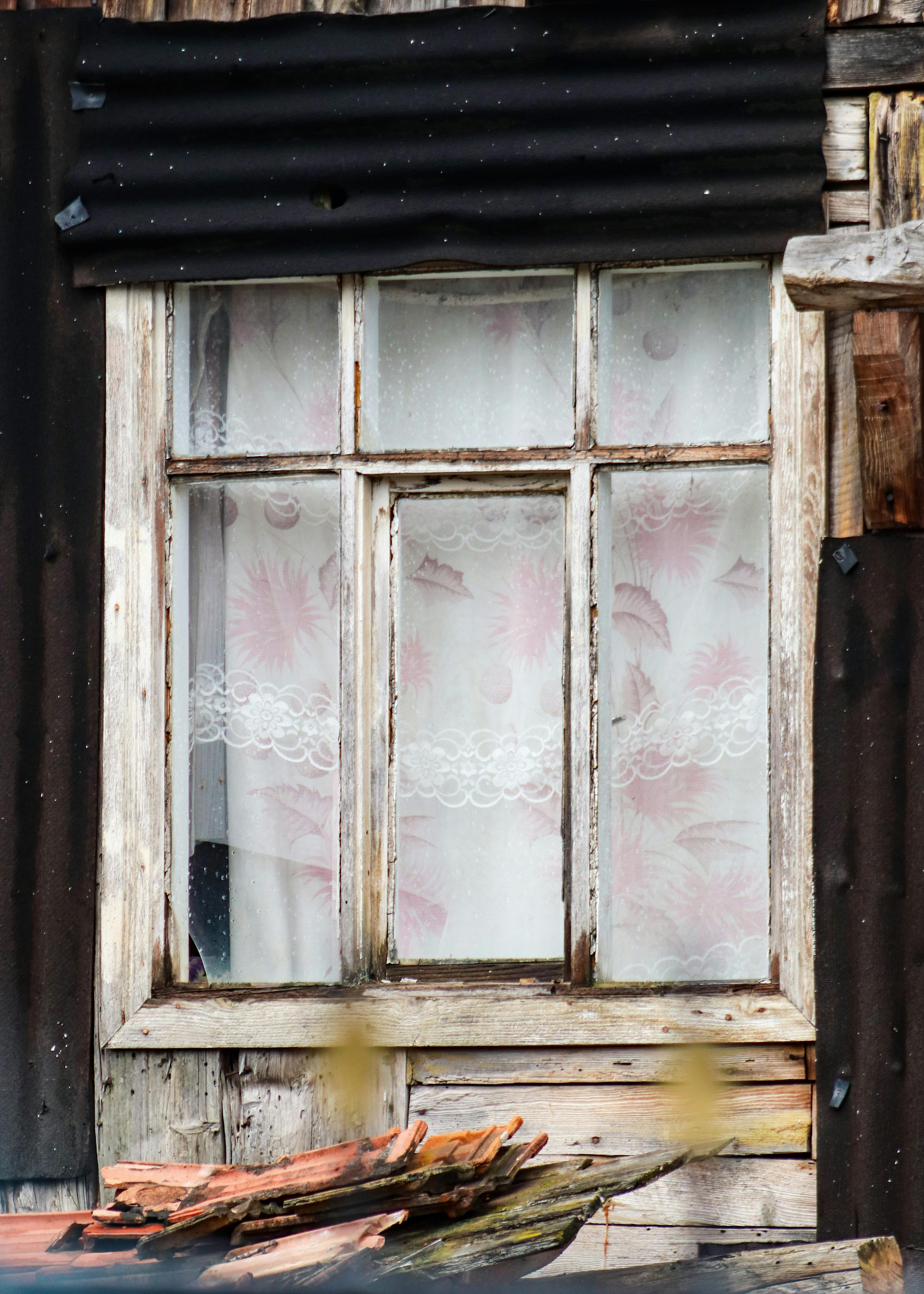 Gratuit Fereastră rustică fermecătoare cu perdele de dantelă într-un exterior vechi de casă din lemn. Fotografie de stoc