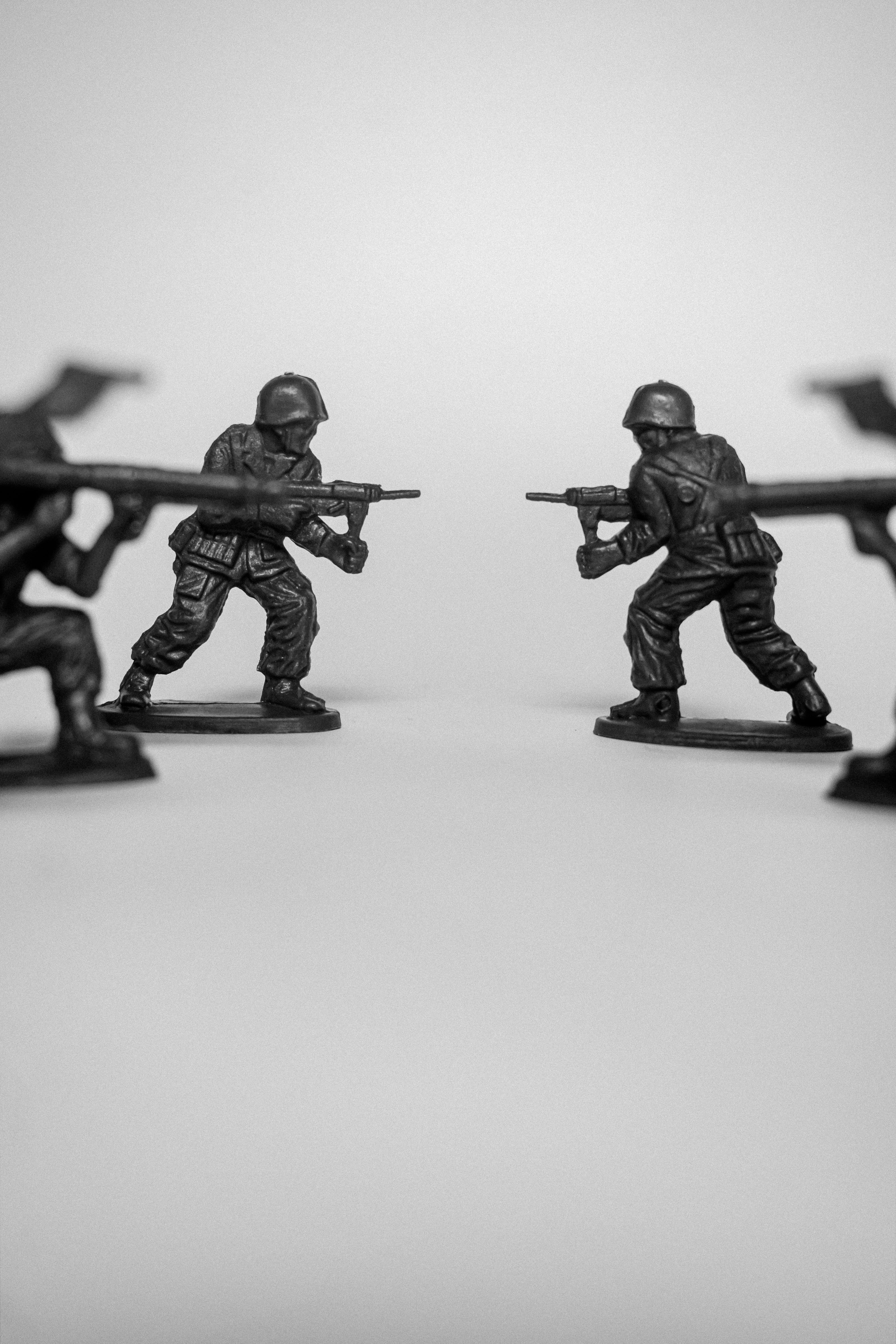 免费 一张黑白照片，照片中玩具士兵摆出战斗姿势，步枪已上膛。 素材图片