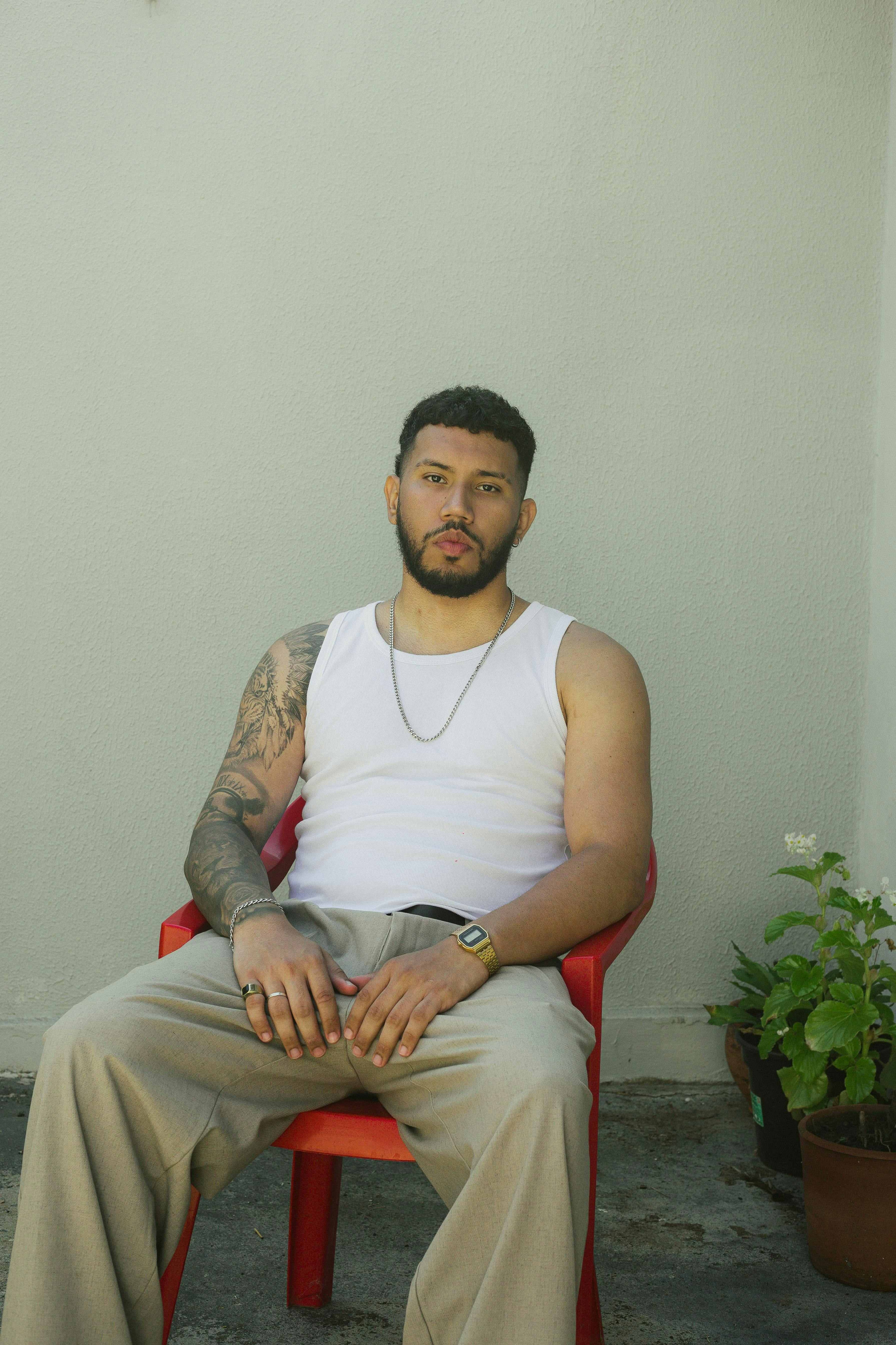 ฟรี คลังภาพถ่ายฟรี ของ กลางแจ้ง, กางเกงสีเบจ, การตั้งค่าที่เรียบง่าย คลังภาพถ่าย