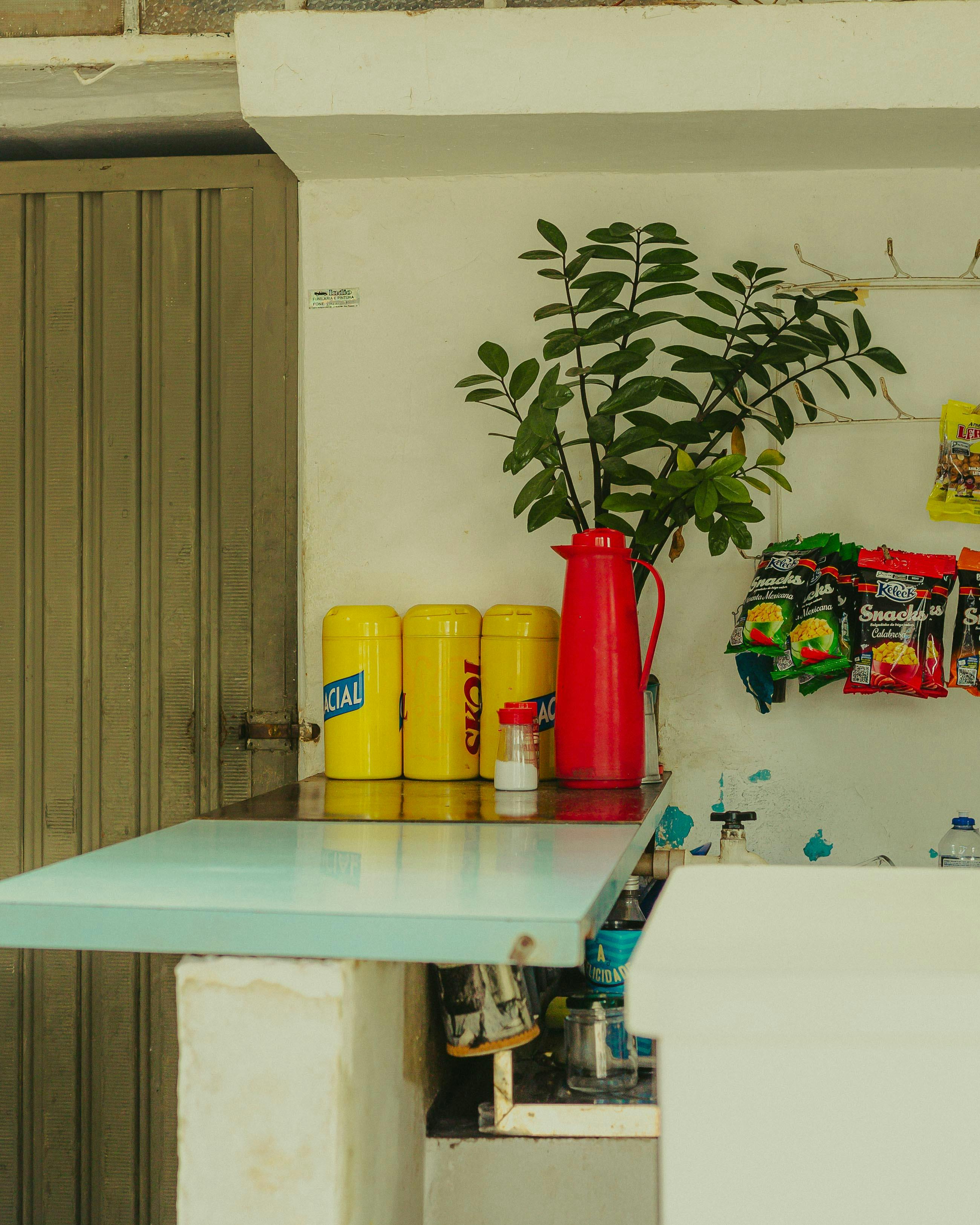 Gratis Area bar all'aperto con snack, bevande e arredi vivaci per un'atmosfera rilassata. Foto a disposizione