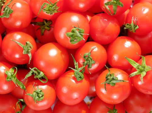 Free Vibrant bunch of cherry tomatoes showcasing freshness and rich color. Stock Photo
