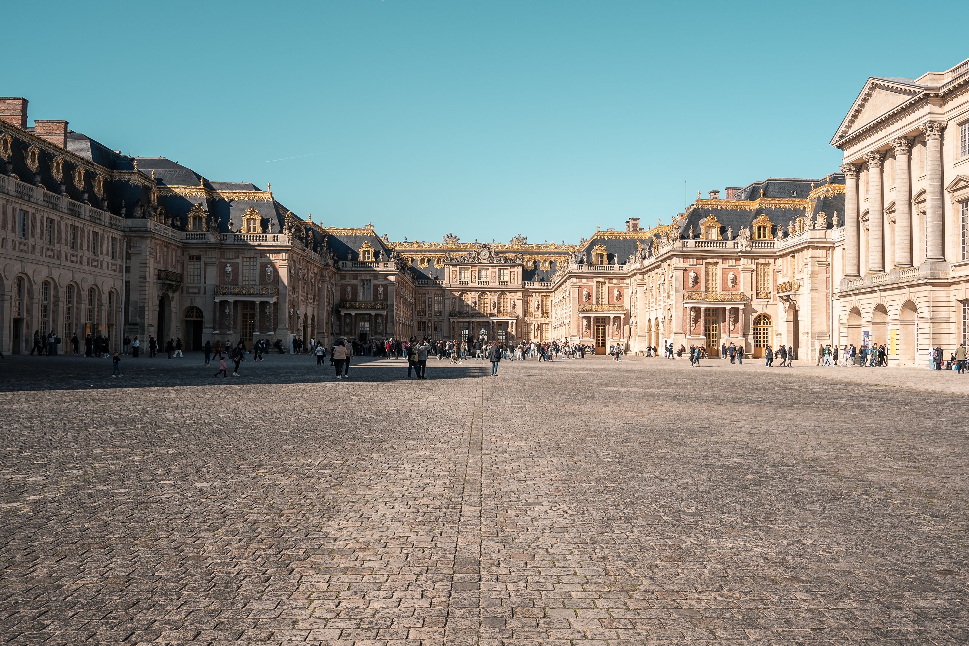 Stunning View of Palace of Versailles Courtyard · Free Stock Photo