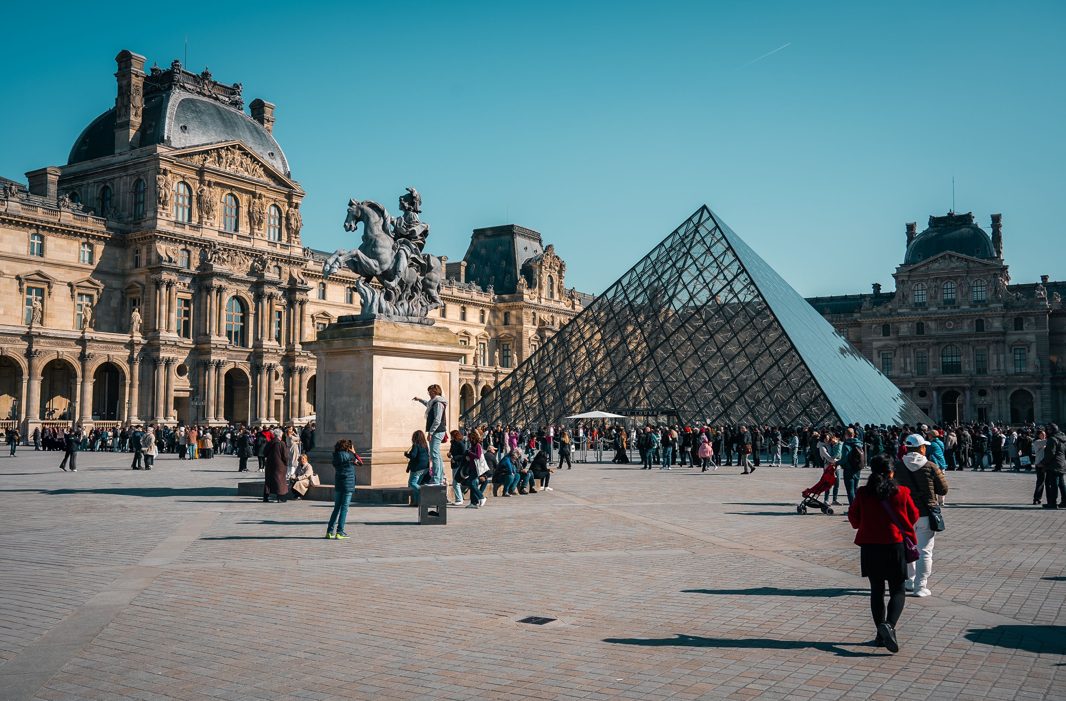 Crowd at Louvre Pyramid on Sunny Paris Day · Free Stock Photo