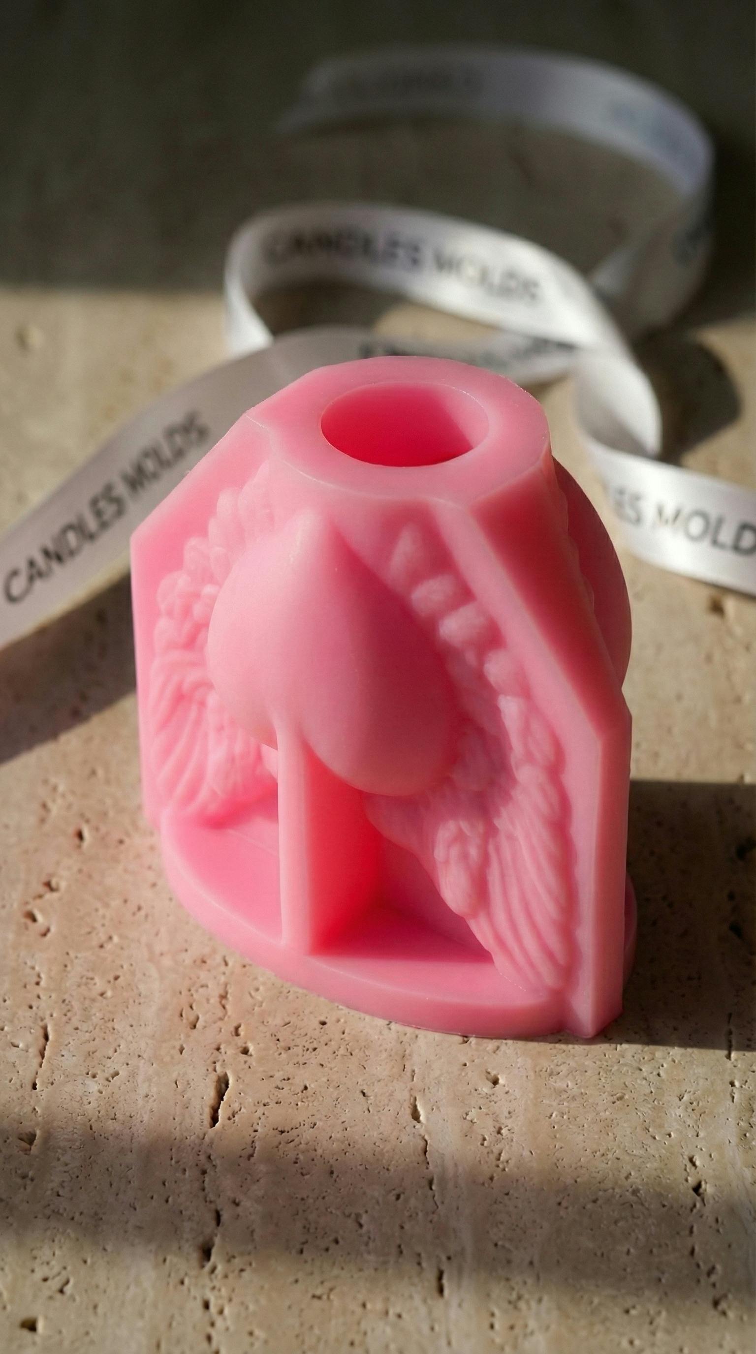 Δωρεάν Φόρμα σιλικόνης ροζ καρδιά με φτερά για κατασκευή κεριών, ιδανική για δώρα Αγίου Βαλεντίνου. Φωτογραφία από στοκ φωτογραφιών