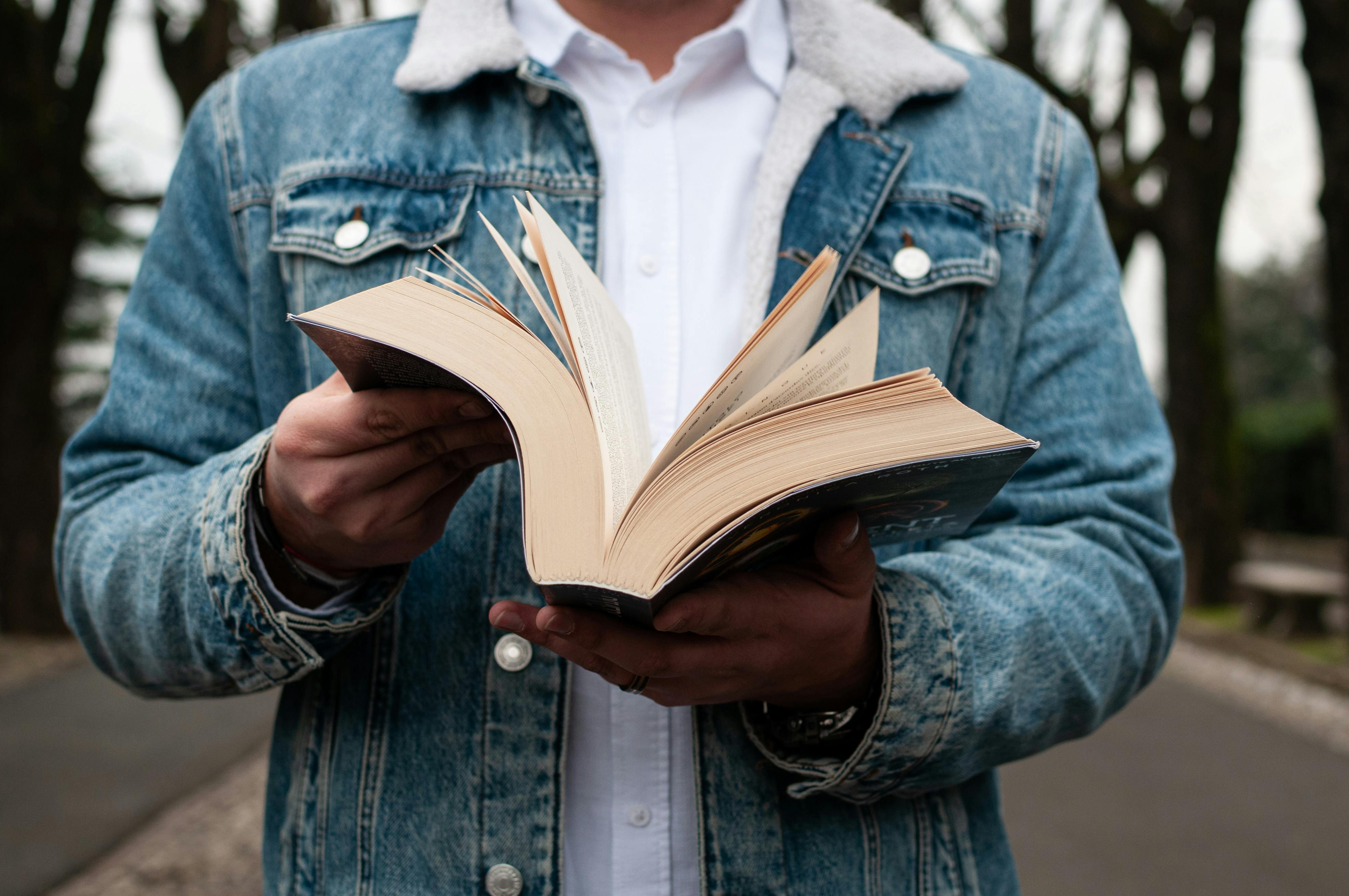 Gratis Immagine gratuita di abbigliamento bianco, alberi, bianco Foto a disposizione