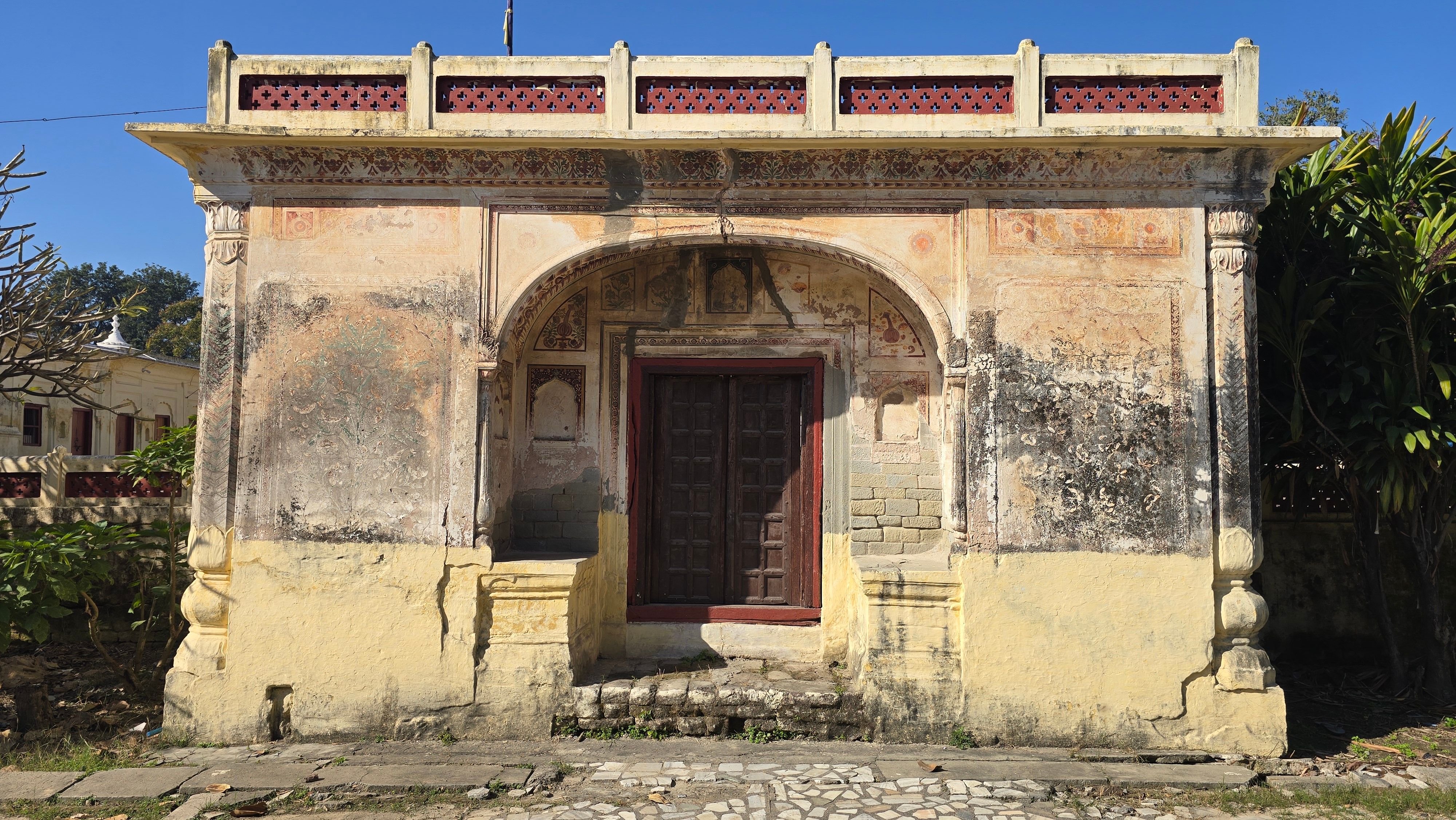 Historic Indian architecture with ornate doorway · Free Stock Photo