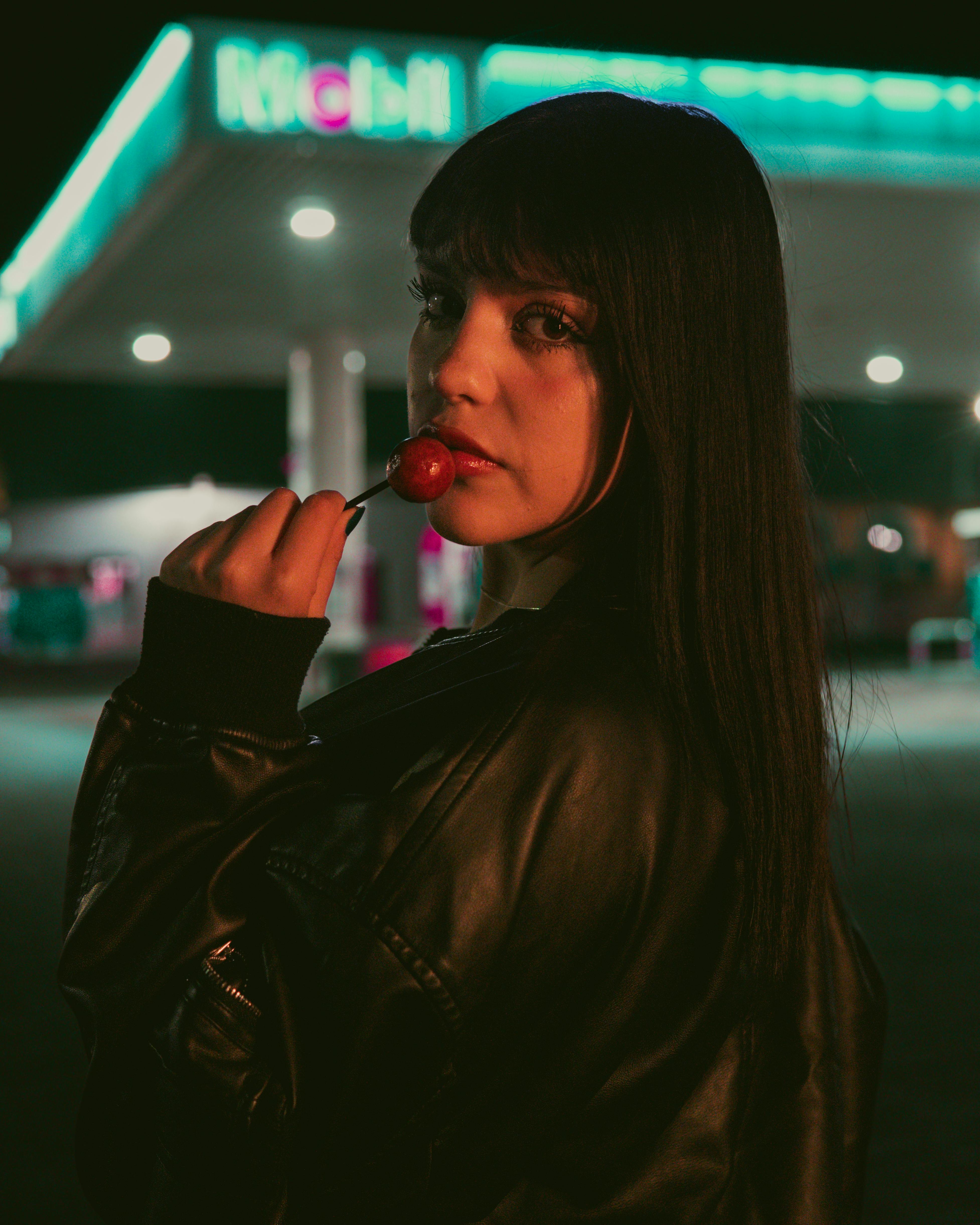 Gratis Un giovane adulto alla moda con una giacca di pelle in un locale illuminato al neon a Cholula, in Messico. Foto a disposizione