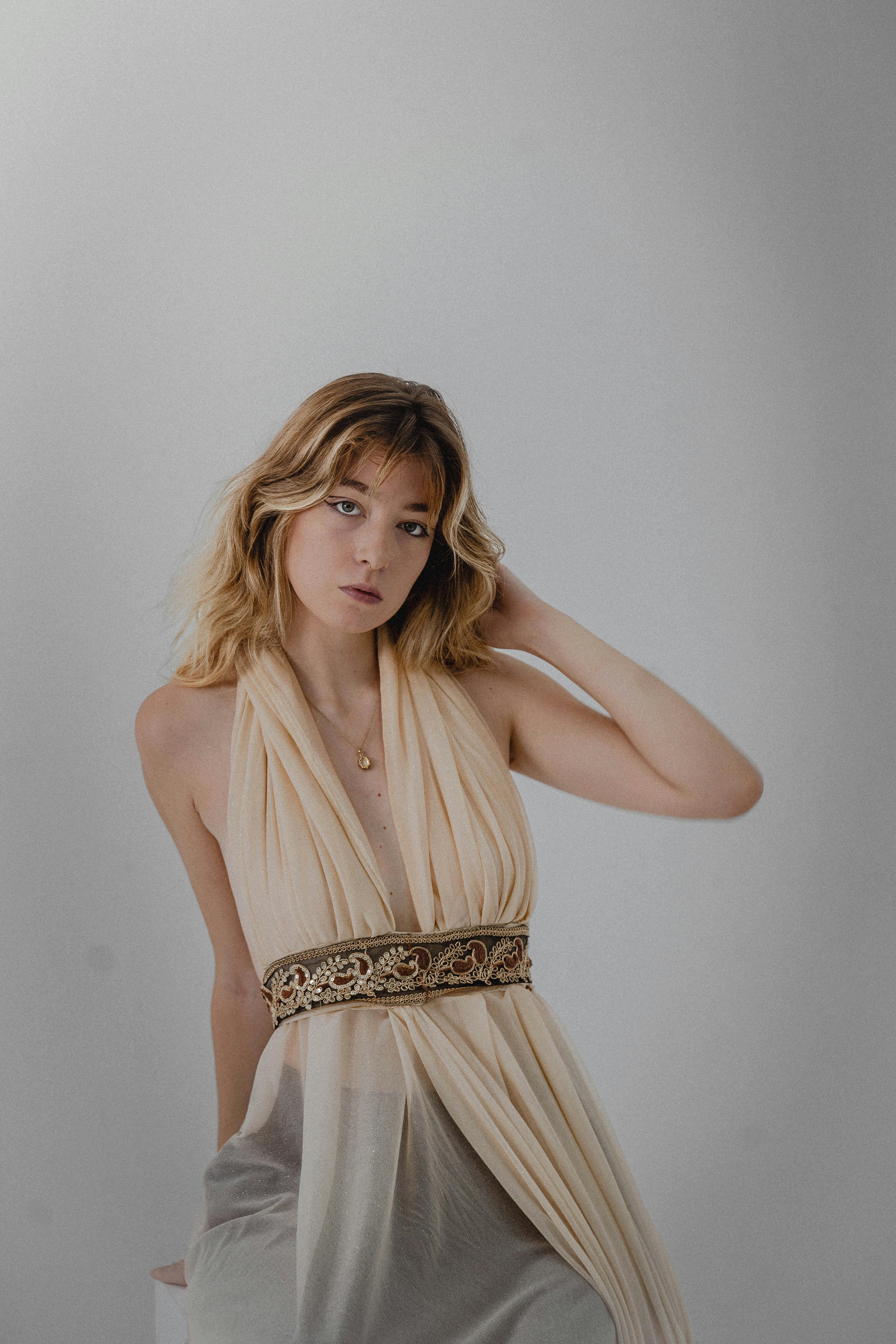 Gratuit Une femme élégamment vêtue pose dans un décor de portrait classique. Photos