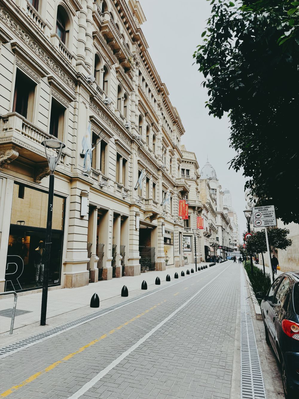 Arquitectura colonial elegante en una calle céntrica de Buenos Aires