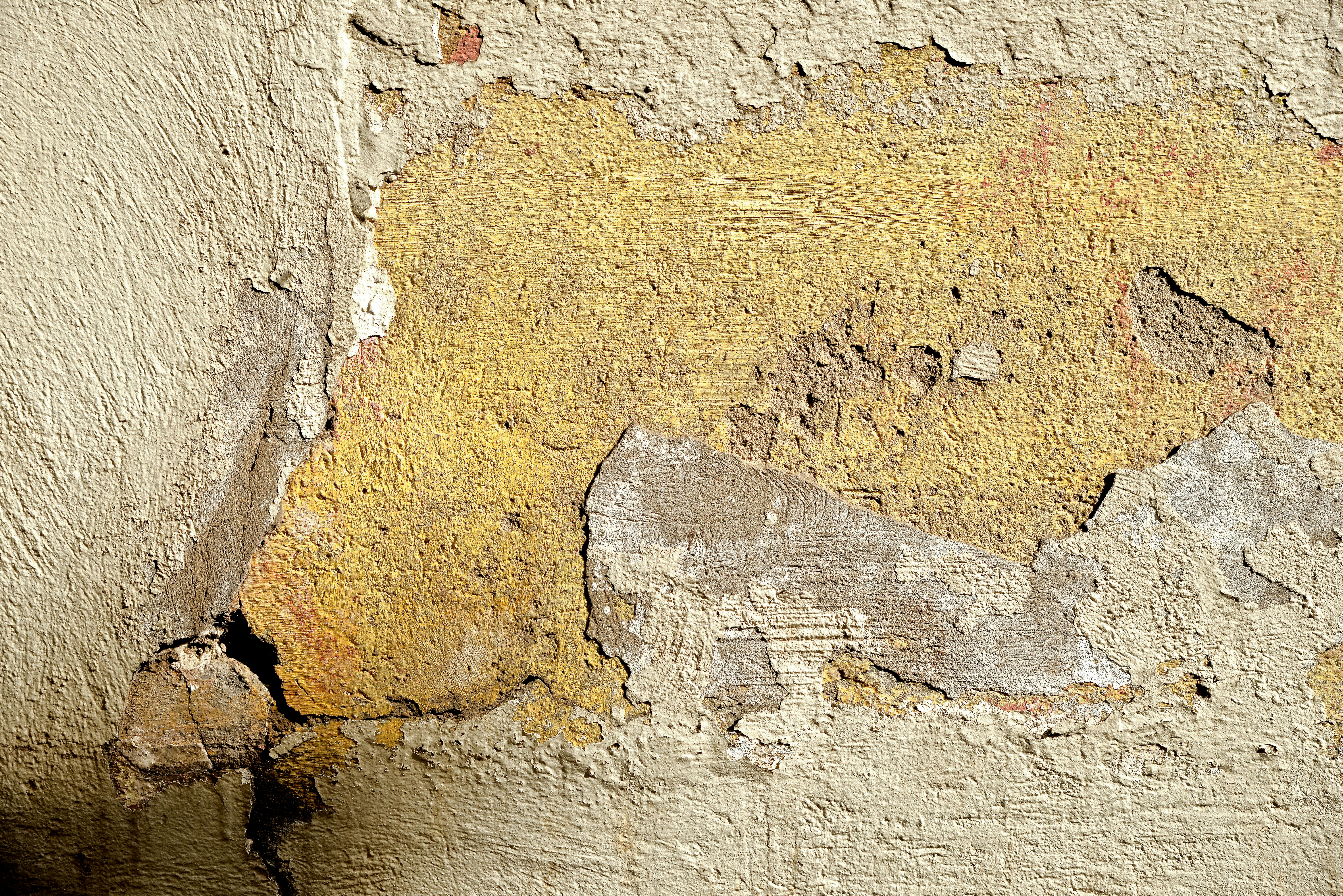Gratis Primo piano di una superficie di un muro con una texture rovinata dalle intemperie a Fès, in Marocco, con vernice scrostata. Foto a disposizione