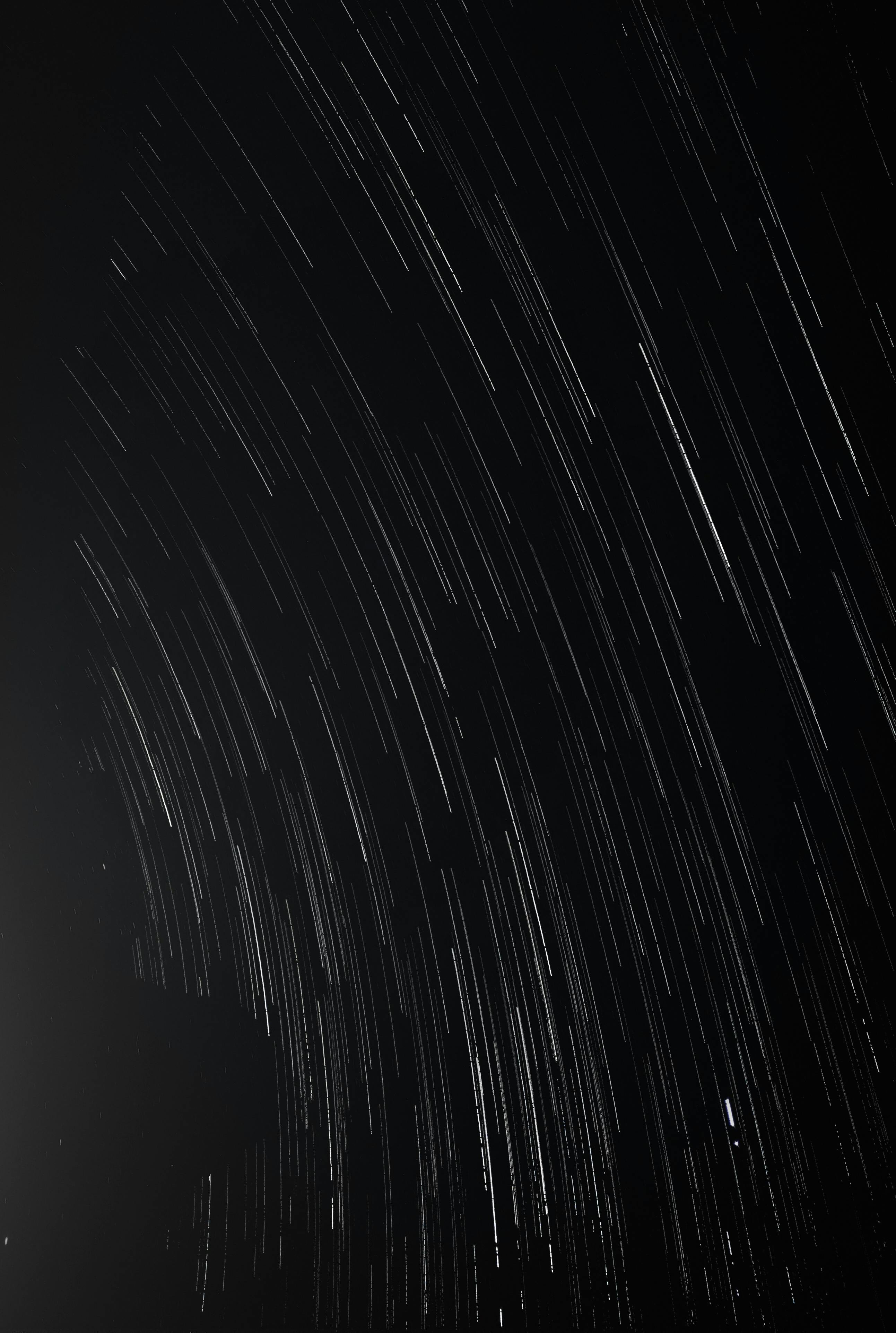 Bezpłatne Urzekające, długie naświetlanie smug gwiazd tworzących łuki na nocnym niebie. Zdjęcie z galerii