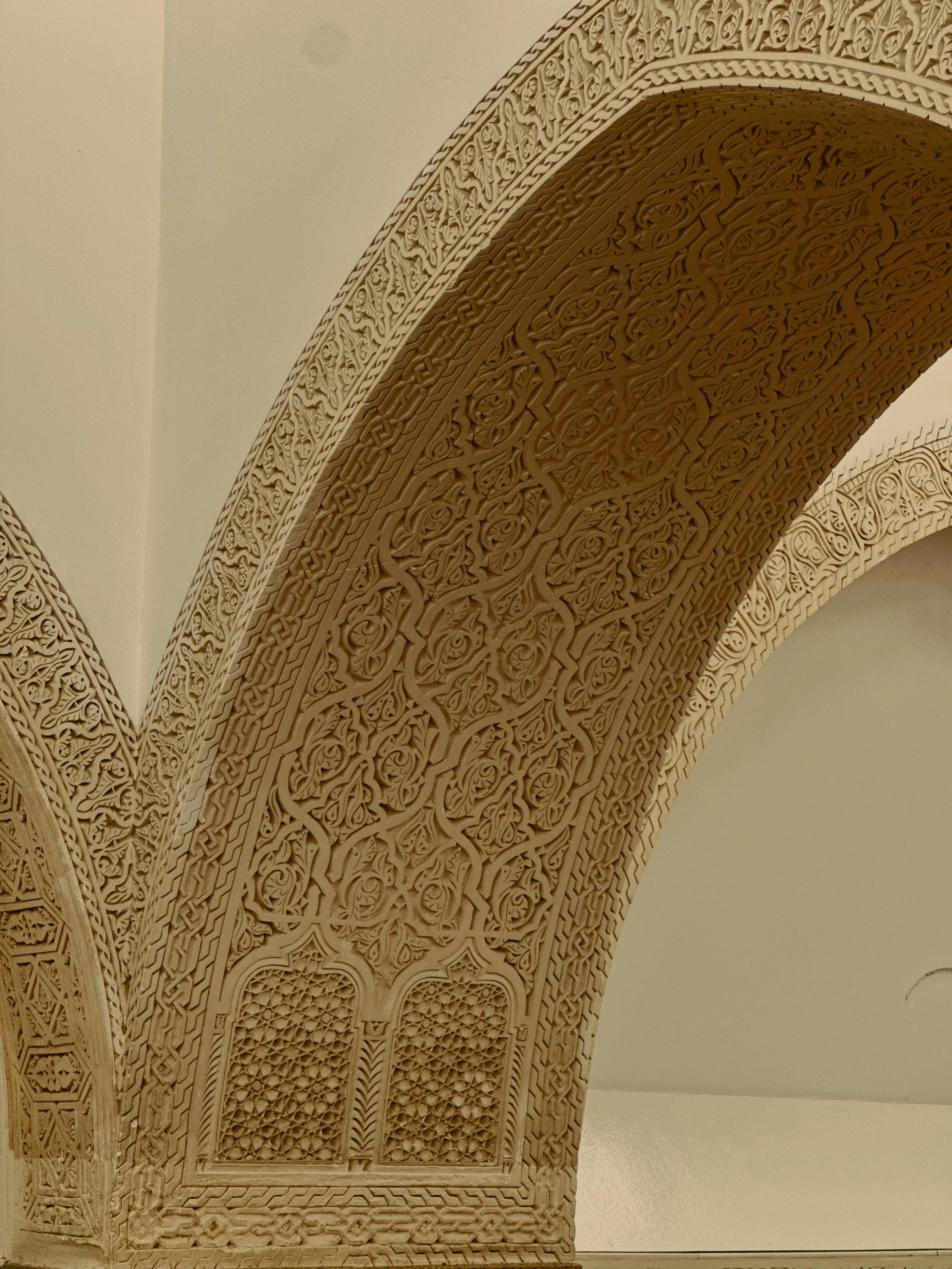 Δωρεάν Λεπτομέρεια μιας περίτεχνης ισλαμικής αψίδας με περίπλοκα σχέδια μέσα σε ένα τζαμί στη Μέκκα της Σαουδικής Αραβίας. Φωτογραφία από στοκ φωτογραφιών