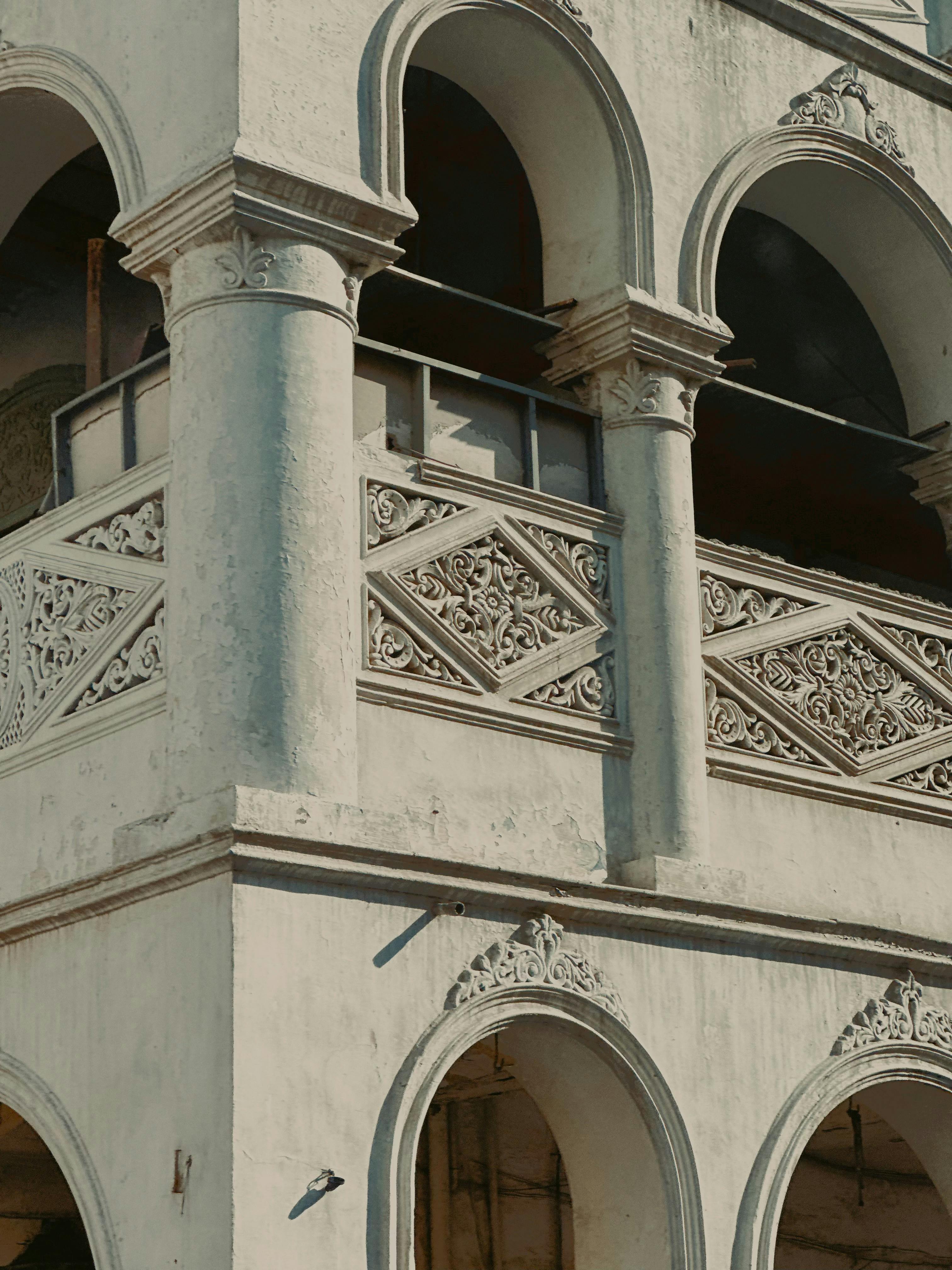 Gratis Vista dettagliata degli archi e dei pilastri decorati di un edificio Mekke in Arabia Saudita. Foto a disposizione